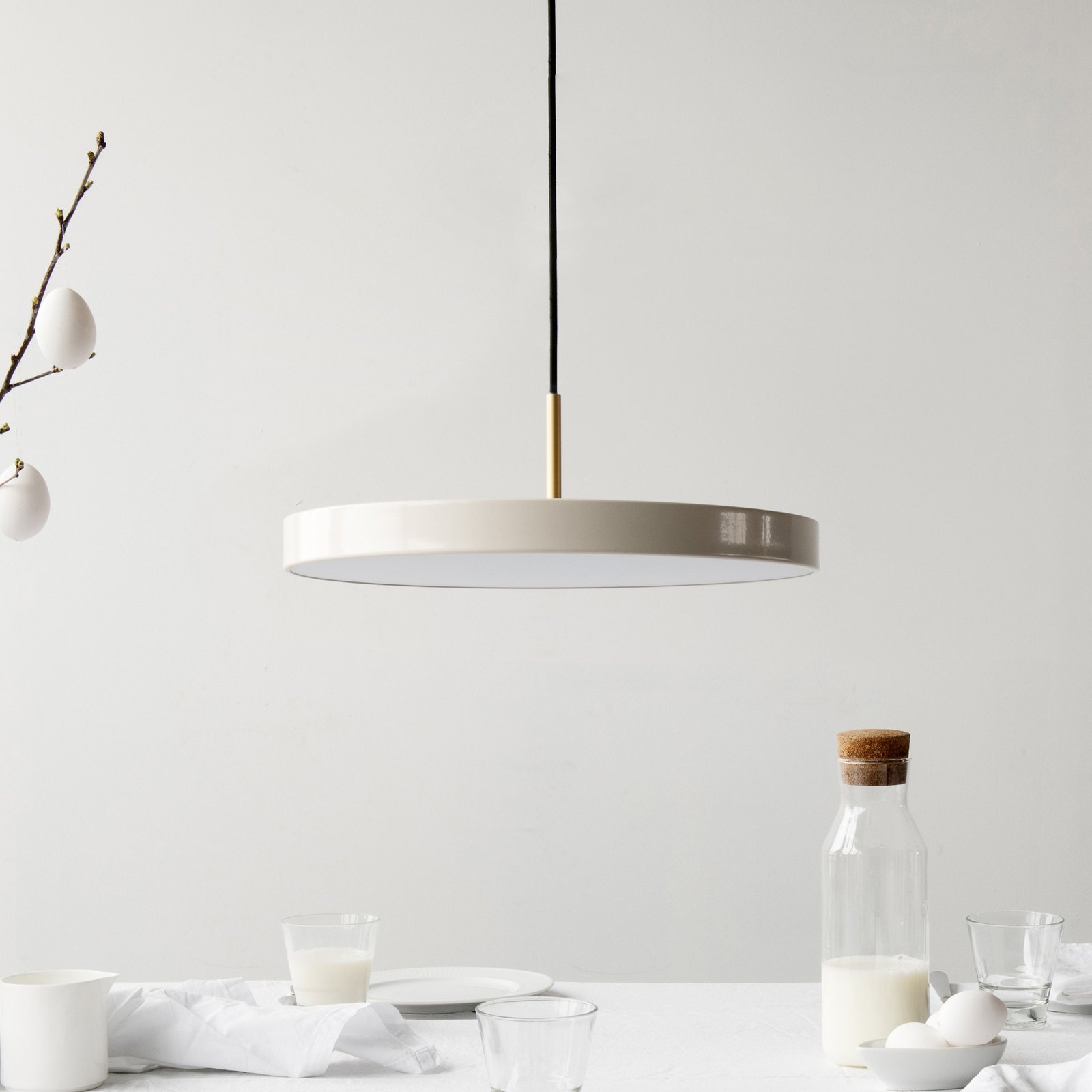 Asteria Medium LED-hængelampe perlemor/messing 43 cm - UMAGE