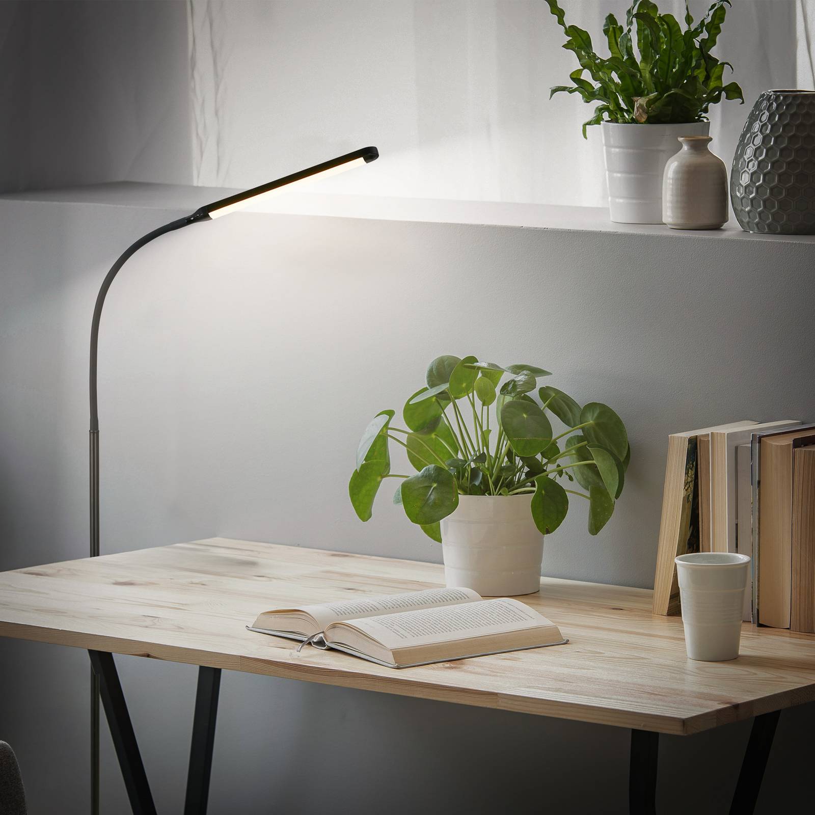 Lampa stojąca LED Mura, czarna, wysokość 170 cm, metalowy ściemniacz dotykowy