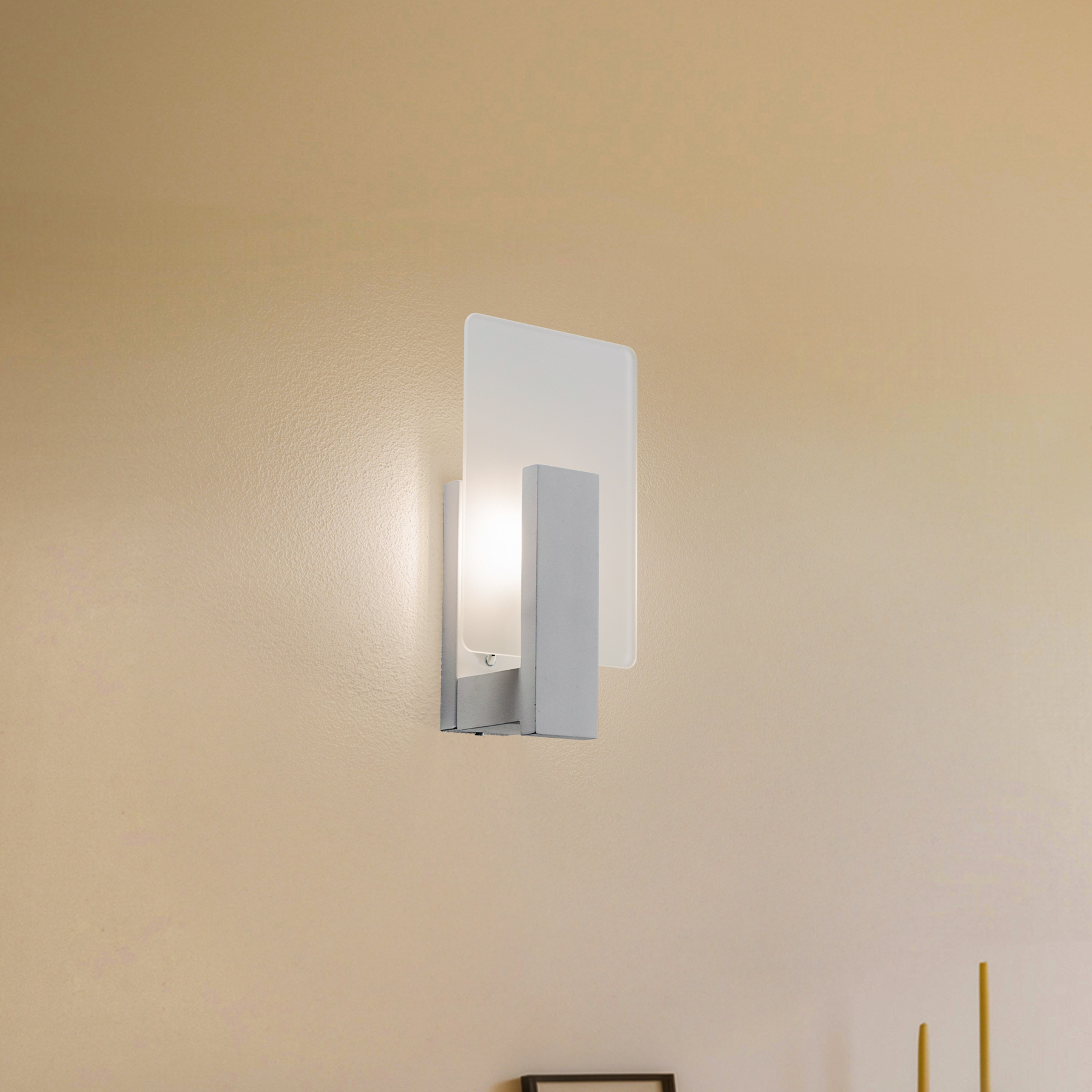 Envostar Peach Puff sienas lampa ar stiklu, balta