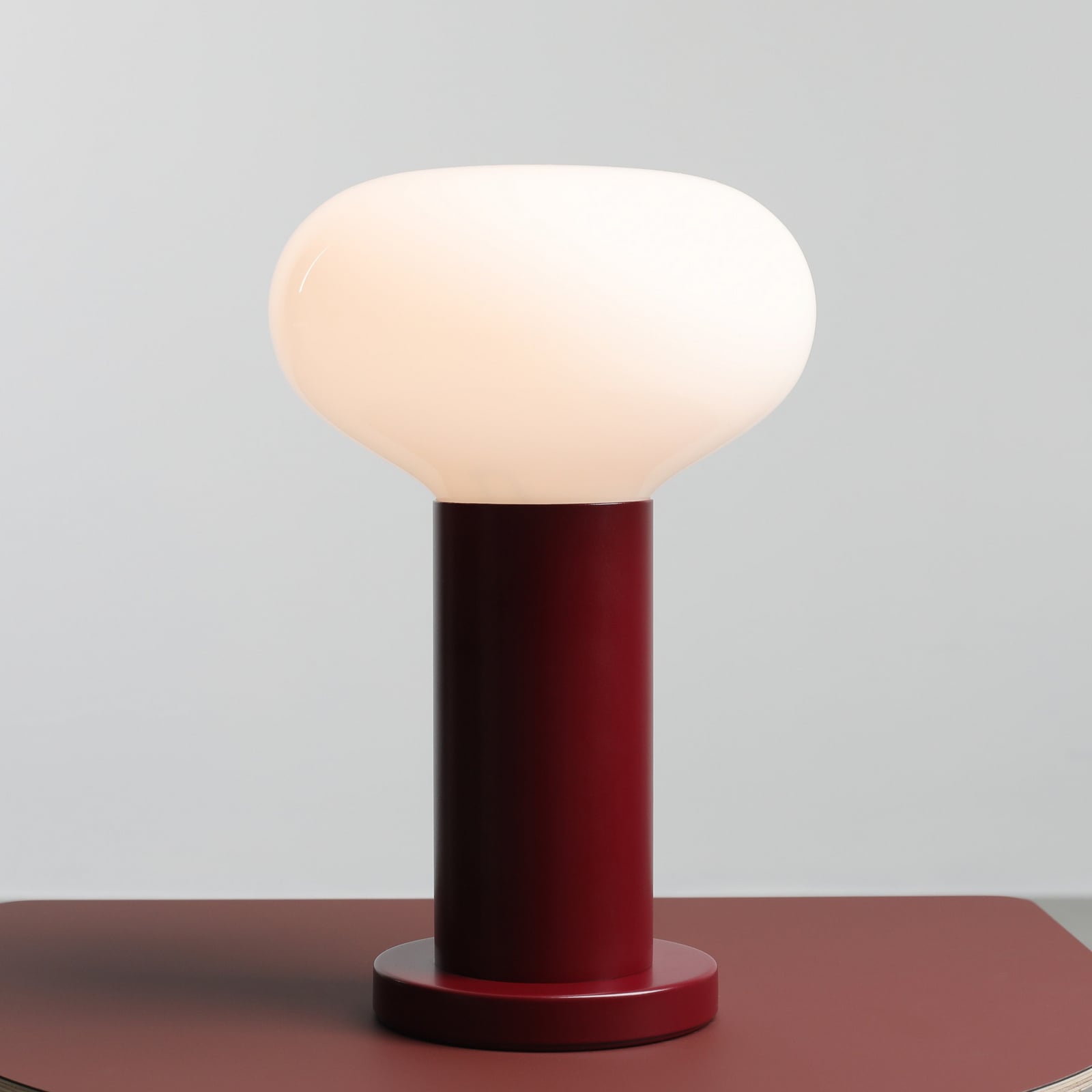 Stolna lampa Flo, crvena, Ø 19 cm, staklo - Aldex