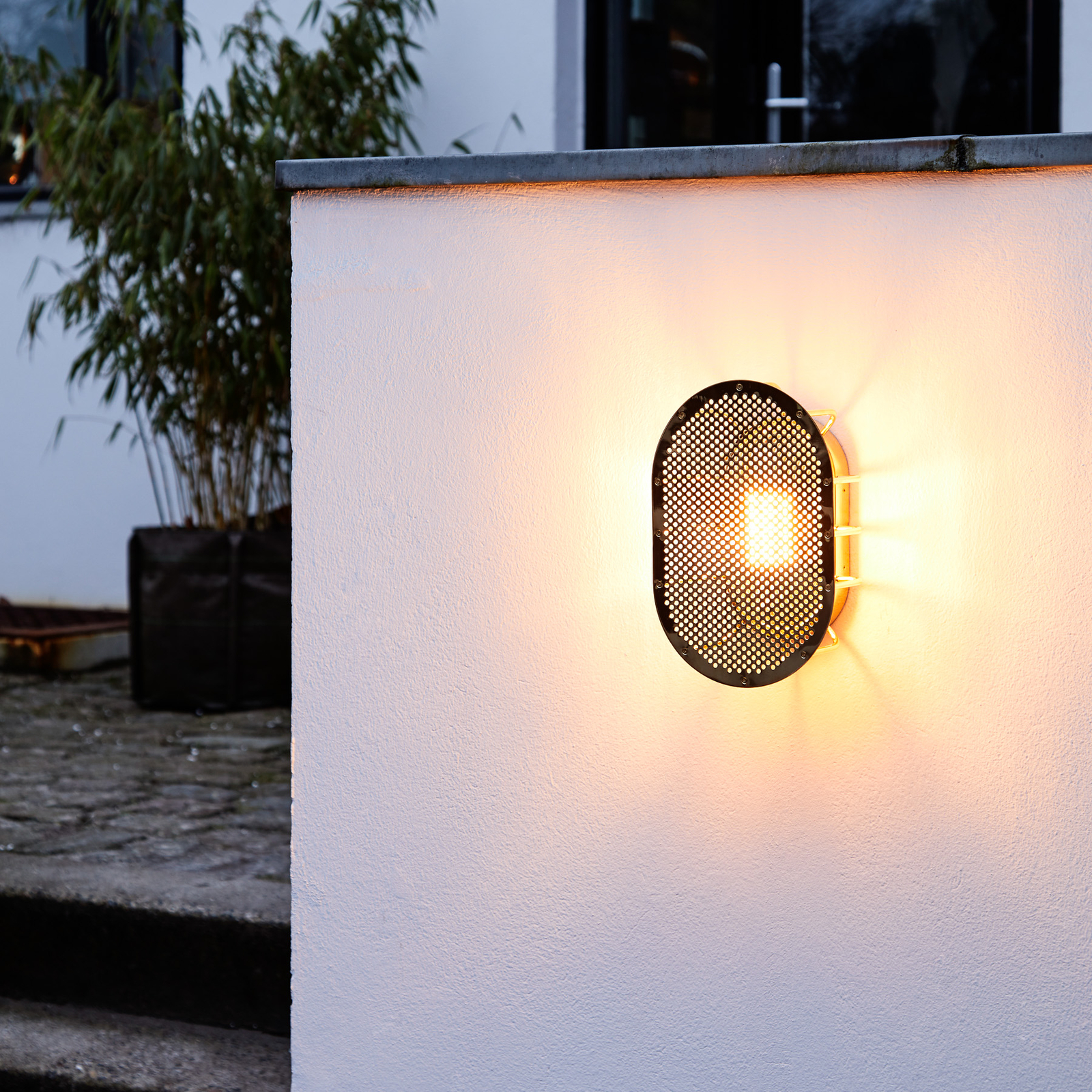 Night Rider Seinävalaisin Lacquered Brass - Design By Us