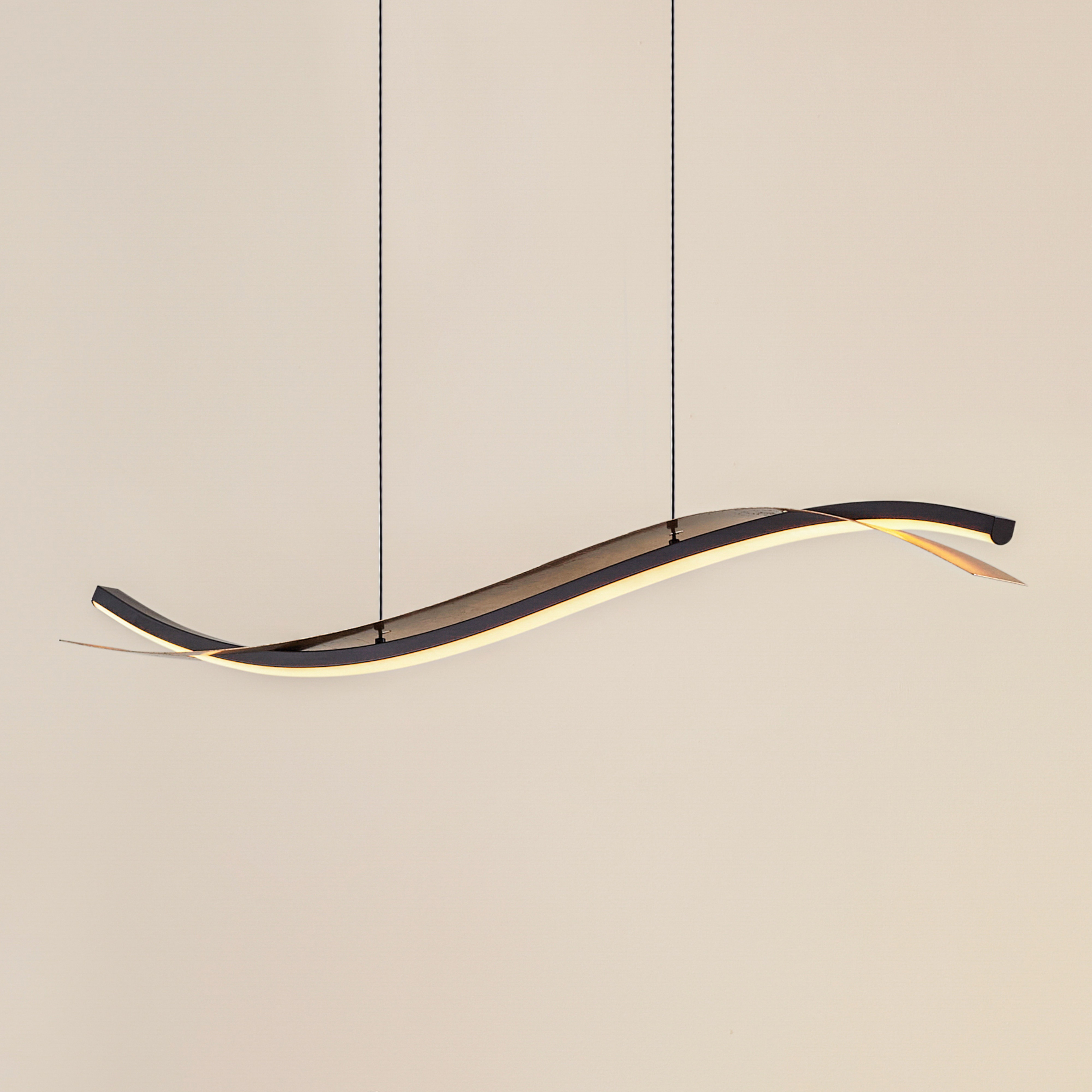 Lucande LED závesné svietidlo Alevia, čierna/zlatá, CCT