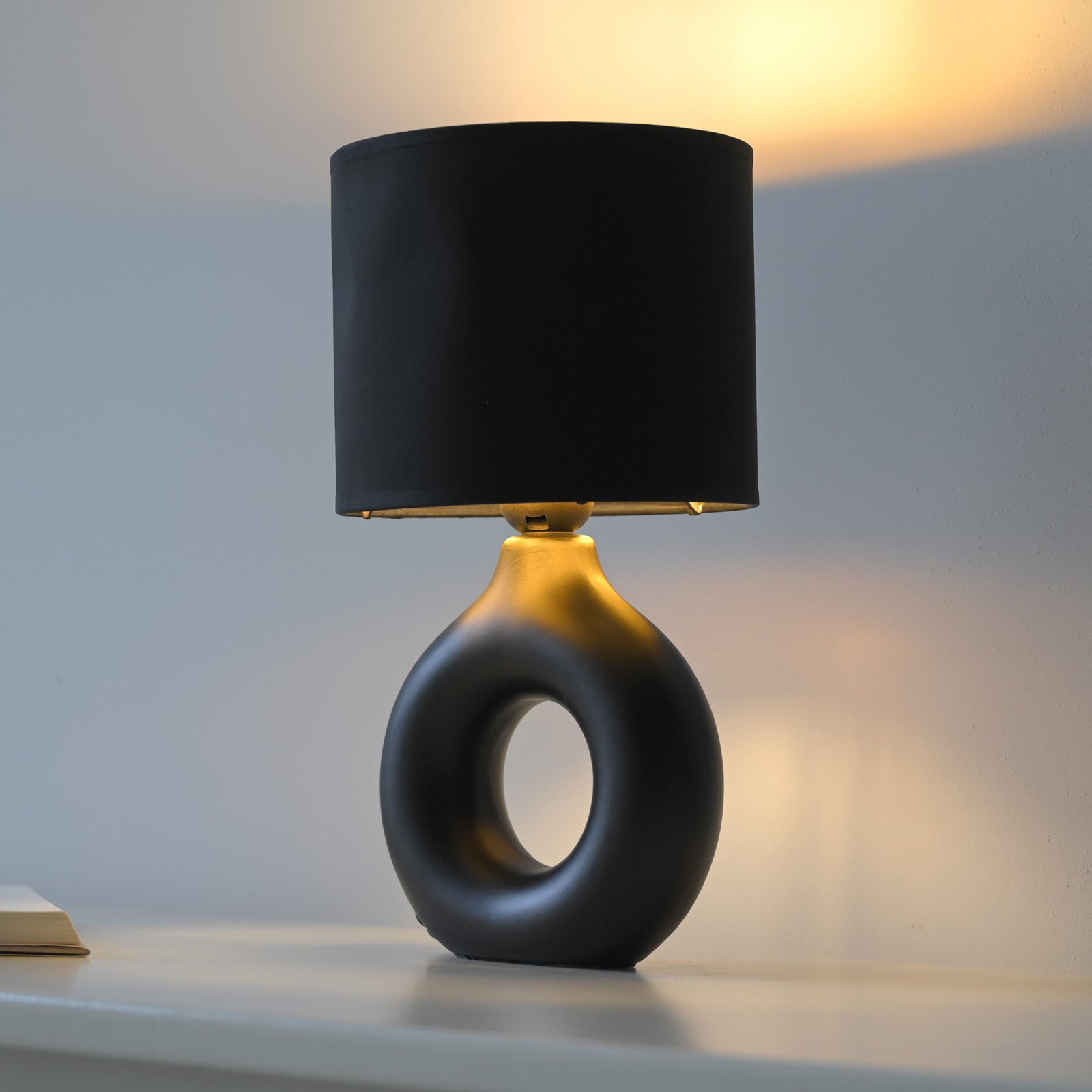JUST LIGHT. Lámpara de mesa Carara, base de cerámica, negro
