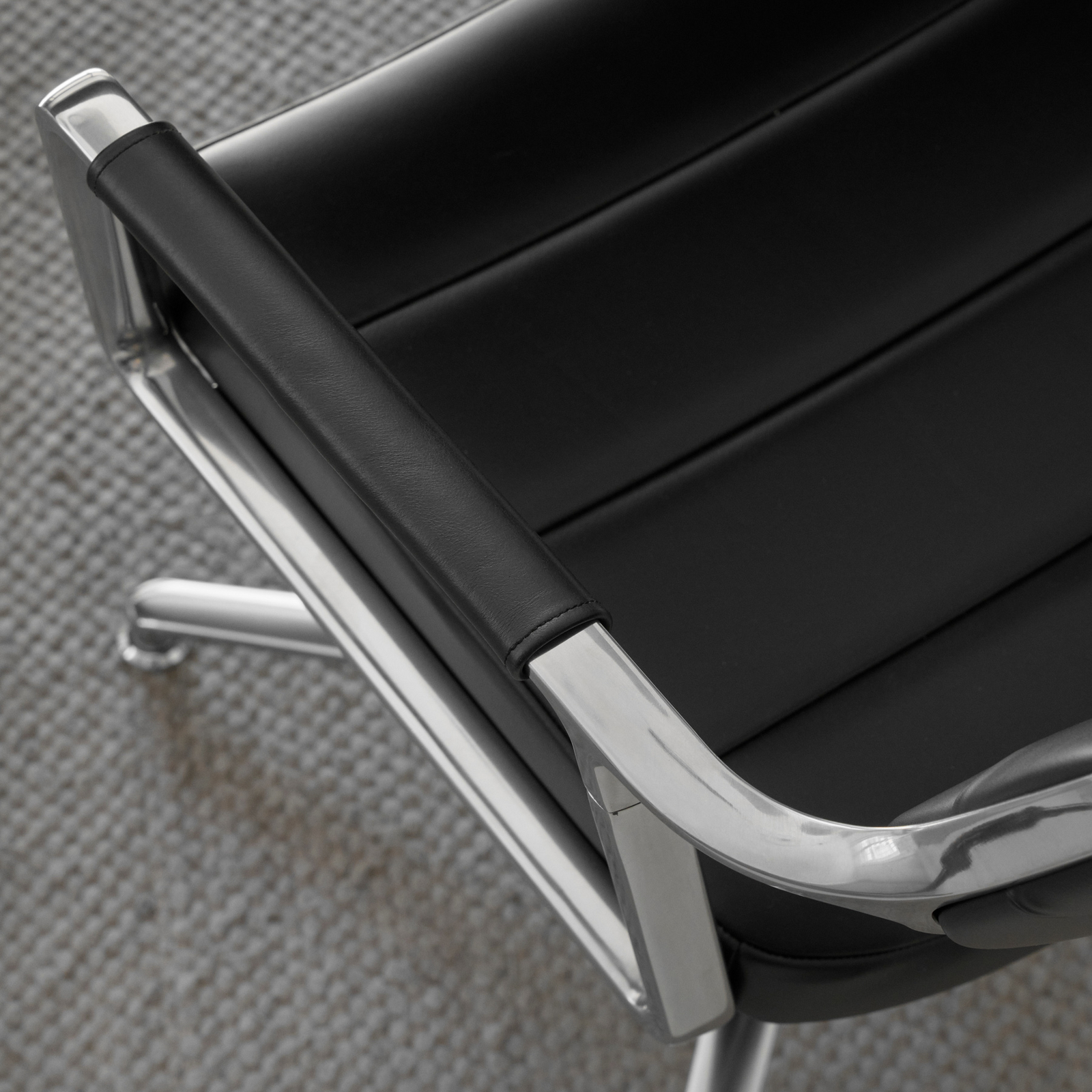 Vipp453 Swivel irodai szék, fekete, bőr/alumínium – Vipp