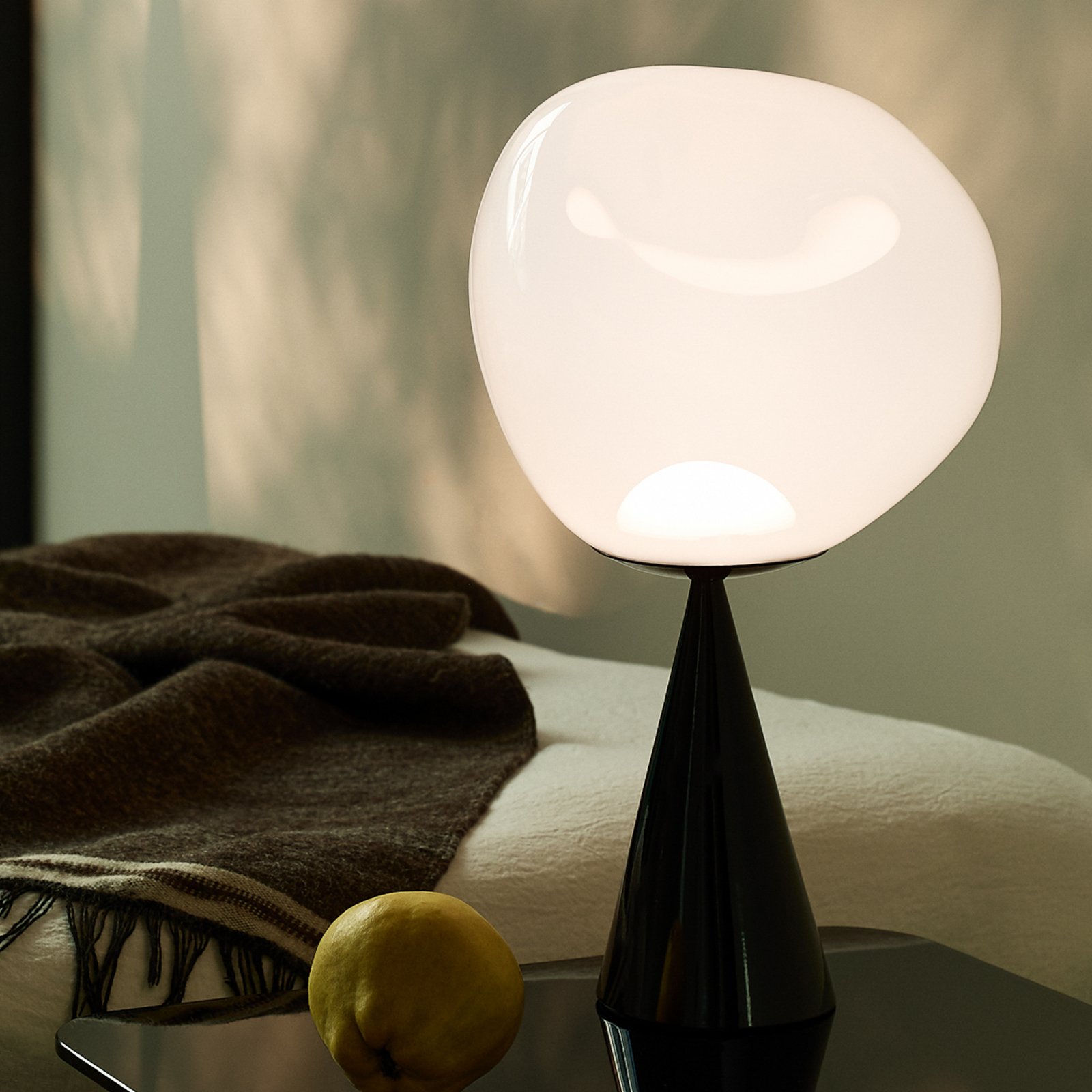 Tom Dixon LED настолна лампа Melt Cone Fat, опал, височина 47 cm