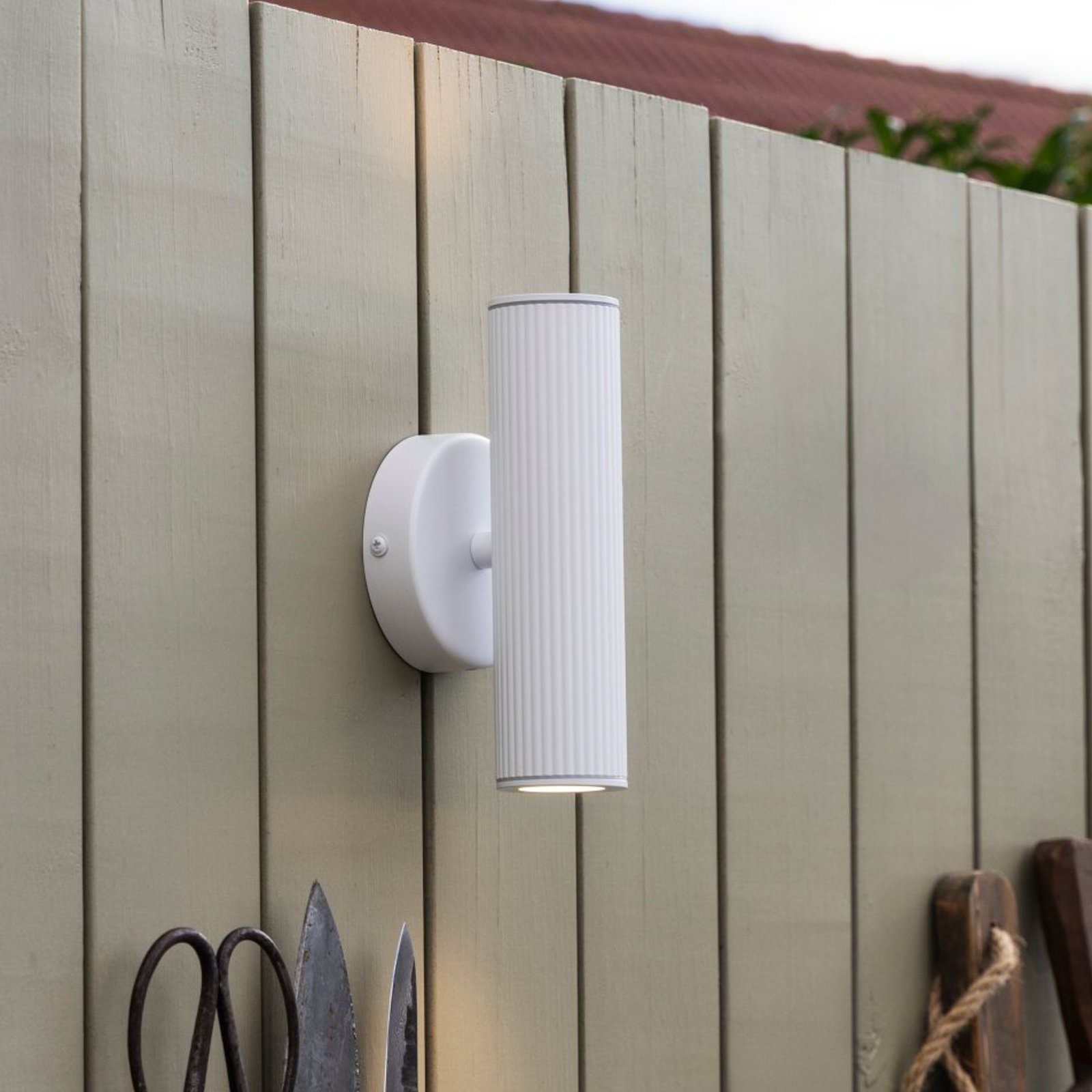 Lampa ścienna Hubble, biała, wysokość 21 cm, IP44 - Globen Lighting