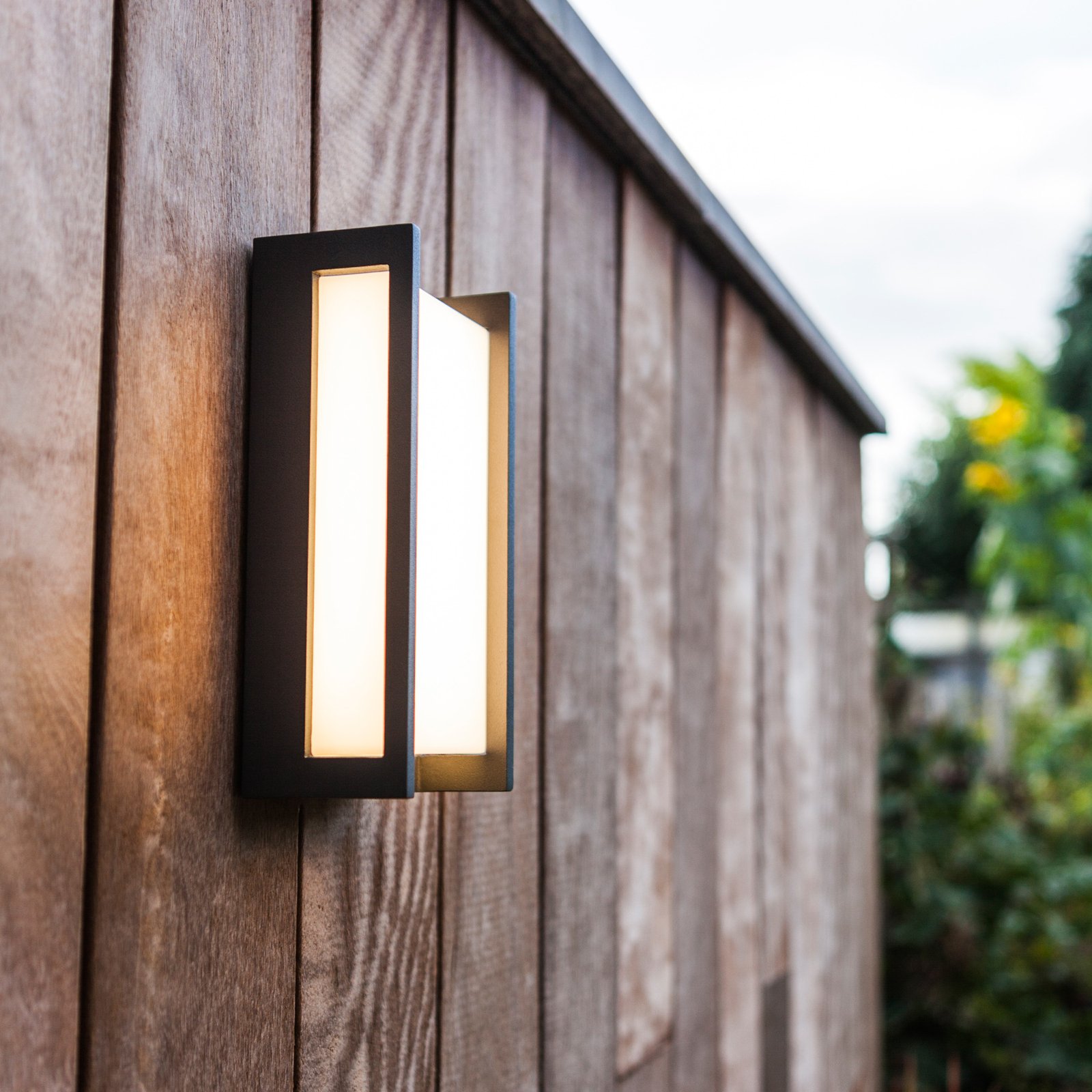 Retlinjet udendørs LED-væglampe Qubo