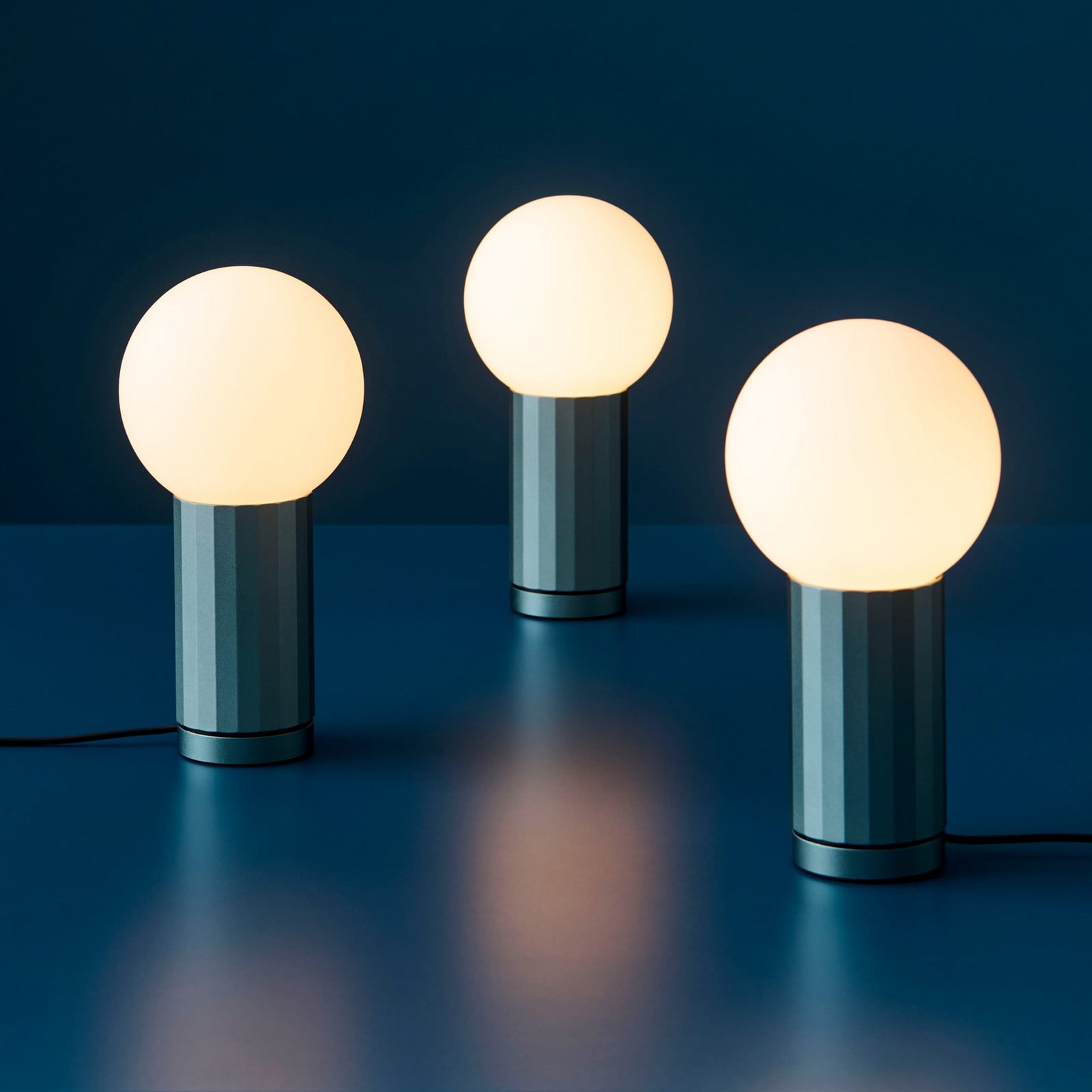 TURN ON LED-bordlampe, blå, højde 20 cm, dæmpbar HAY - Stue - Moderne - Glas - Med skærm
