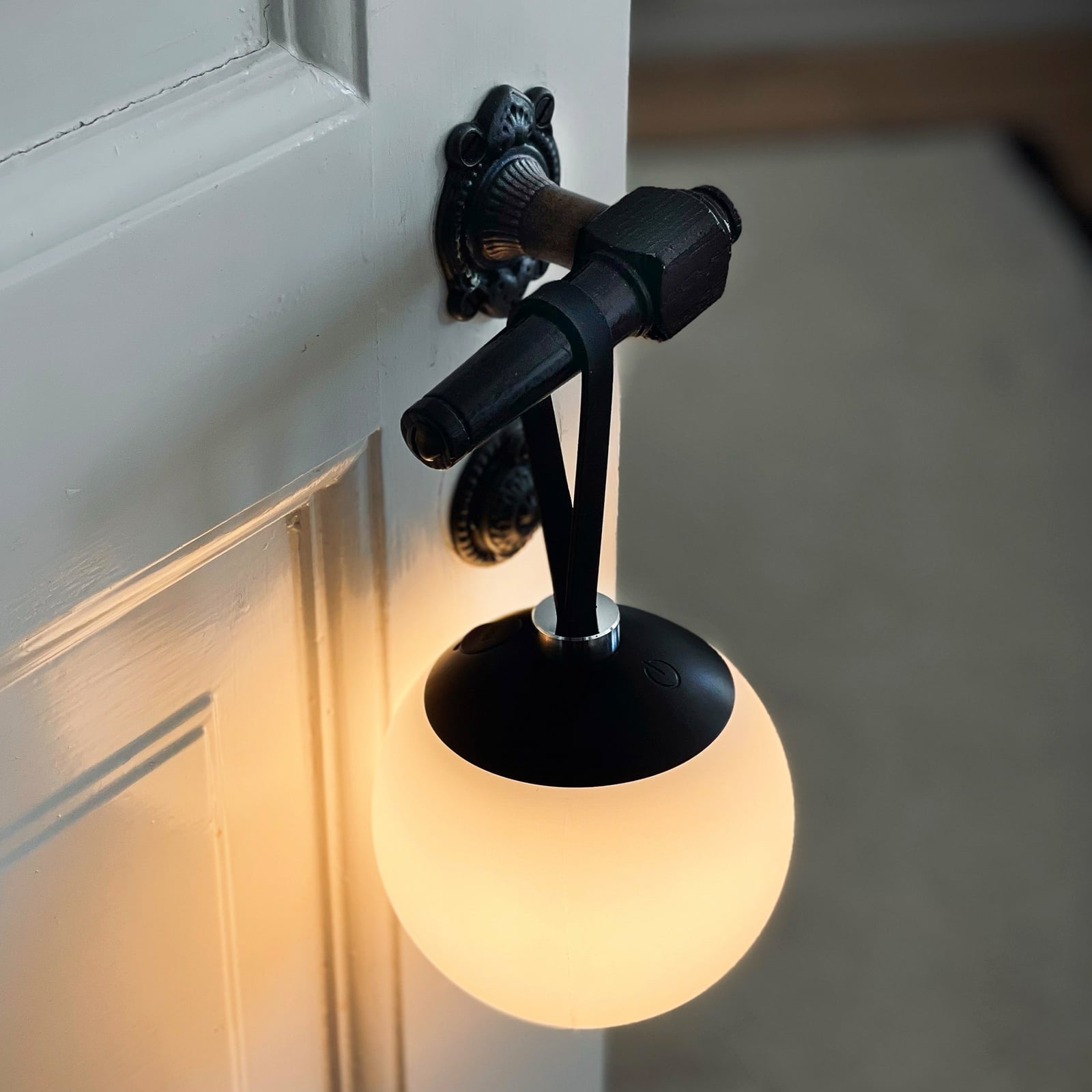 Odin LED-dekorlampa med batteri, svart/vit, IP44 – Dyberg Larsen Odin LED-dekorlampa med batteri, svart/vit, IP44 – Dyberg Larsen