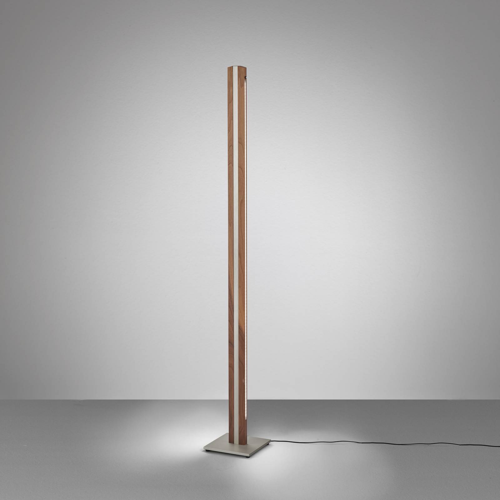 Quitani LED-Stehleuchte Elis, nussbaum/nickel günstig online kaufen