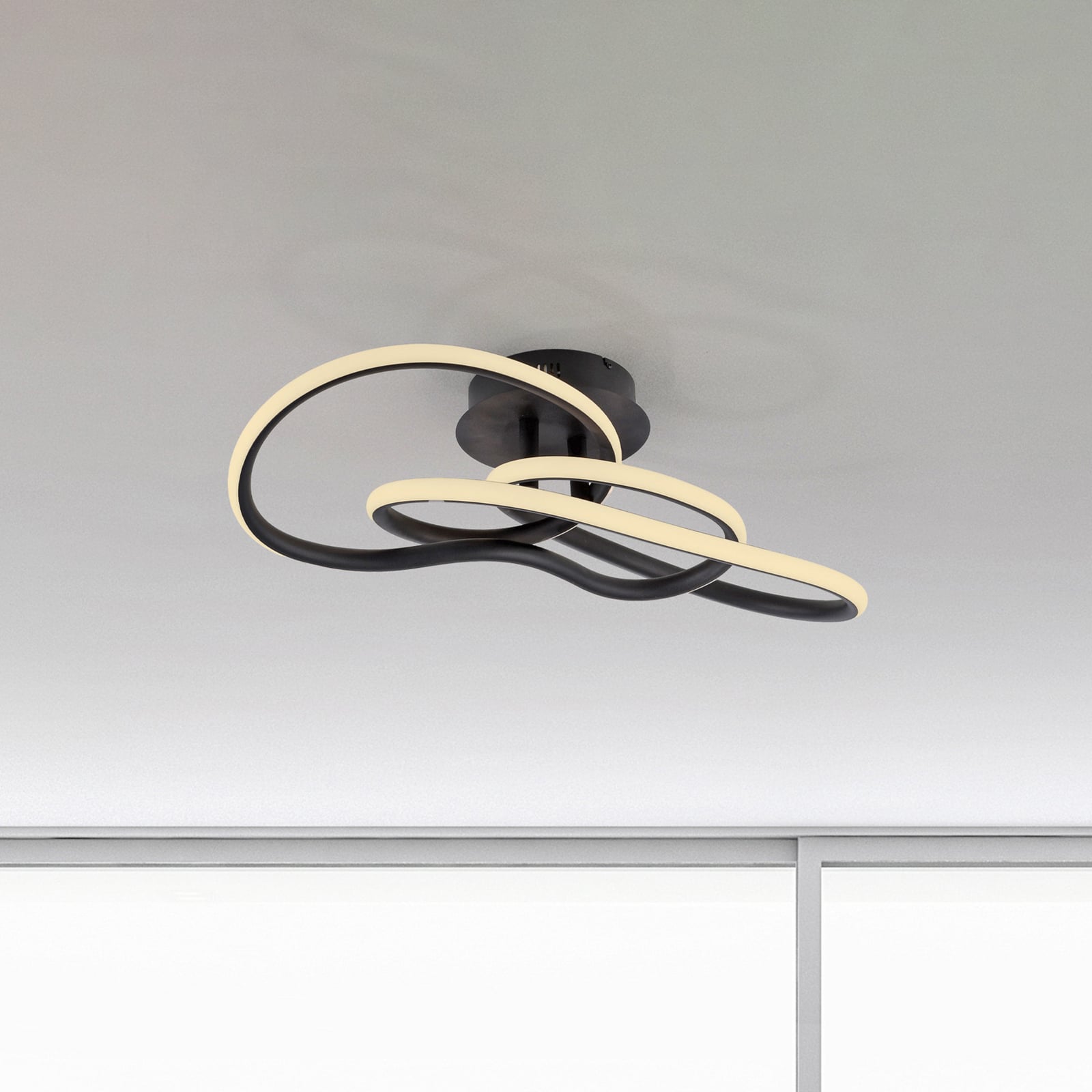 LED lubų šviestuvas „TWIST“, juodos spalvos, ilgis 90 cm, metalinis, su