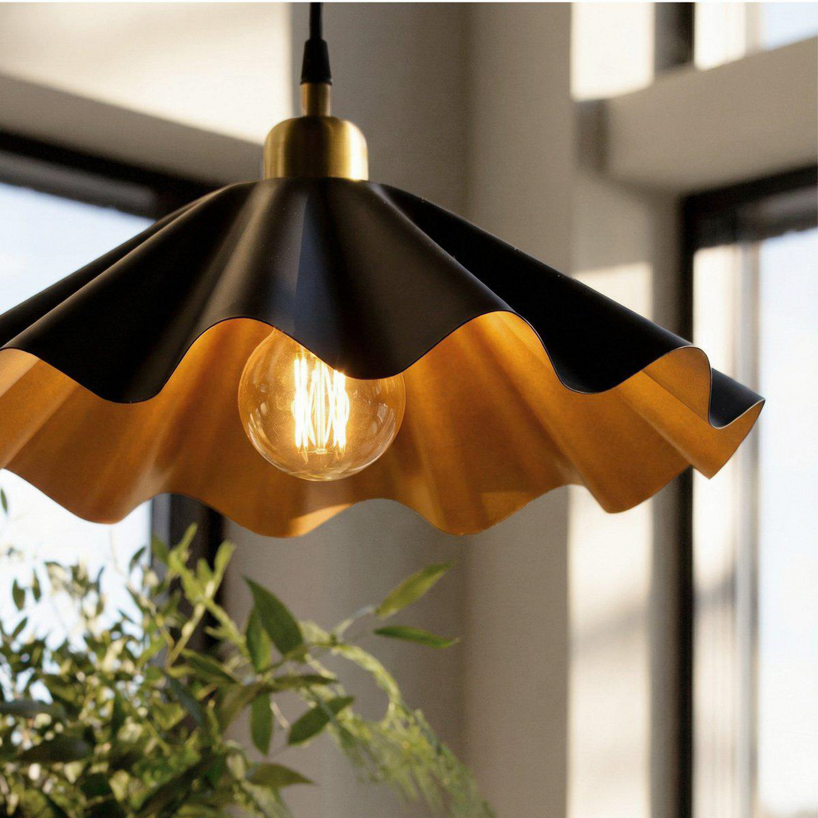 Aira pendant light, black/brass, Ø 41 cm, iron, E27