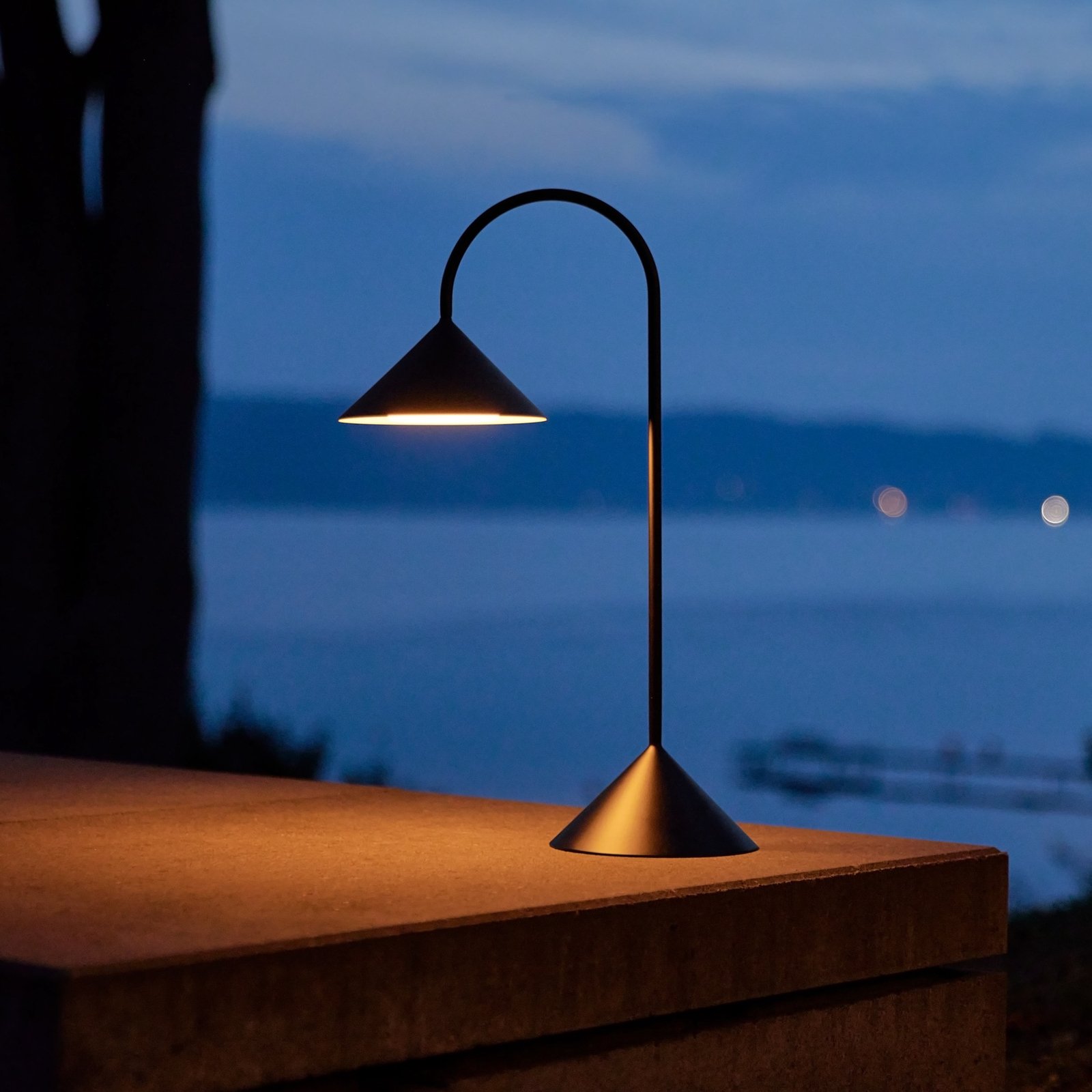 Grasp Portable Lampe de Table H47 Matt Black - Frandsen