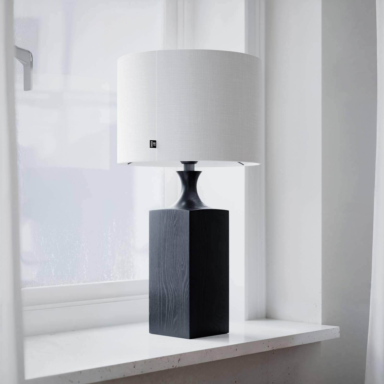 Lampa stołowa Woody marki By Rydens, wysokość 56 cm, czarno-biała, drewno