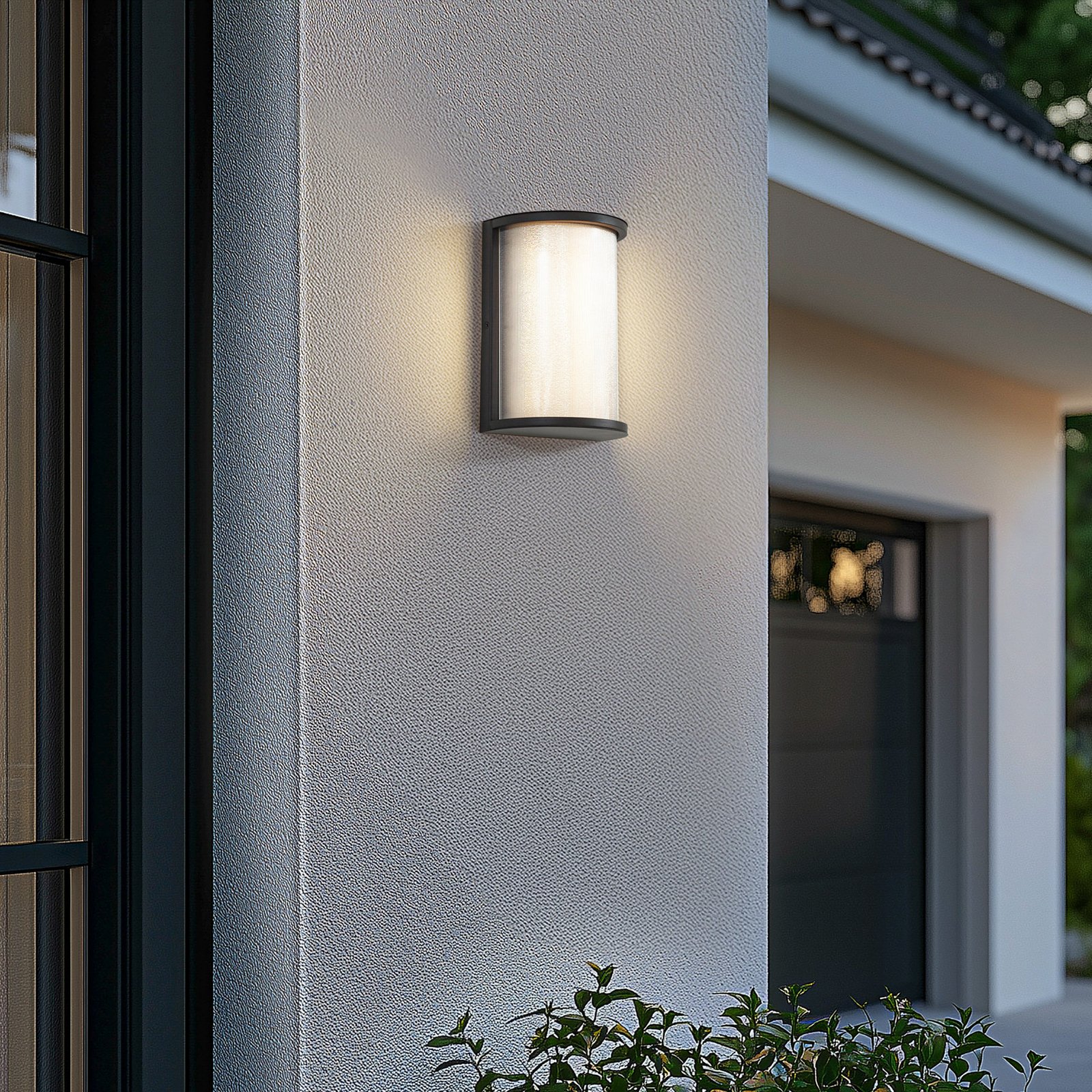 Calvik udendørs LED-væglampe, IP44, sort, 24 cm, riflet - Lindby