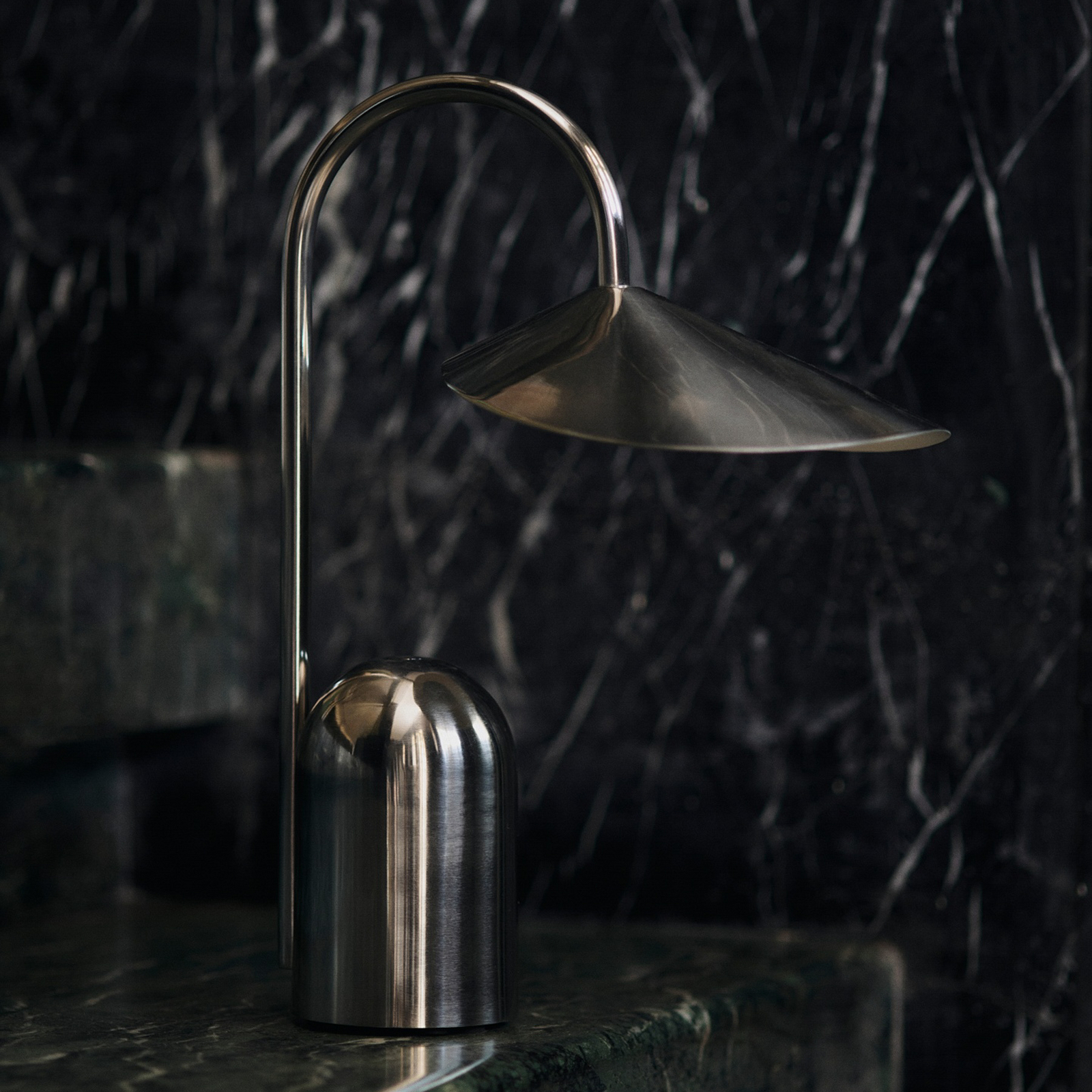 Arum LED-Akku-Tischlampe, Edelstahl, Höhe 30cm - ferm LIVING