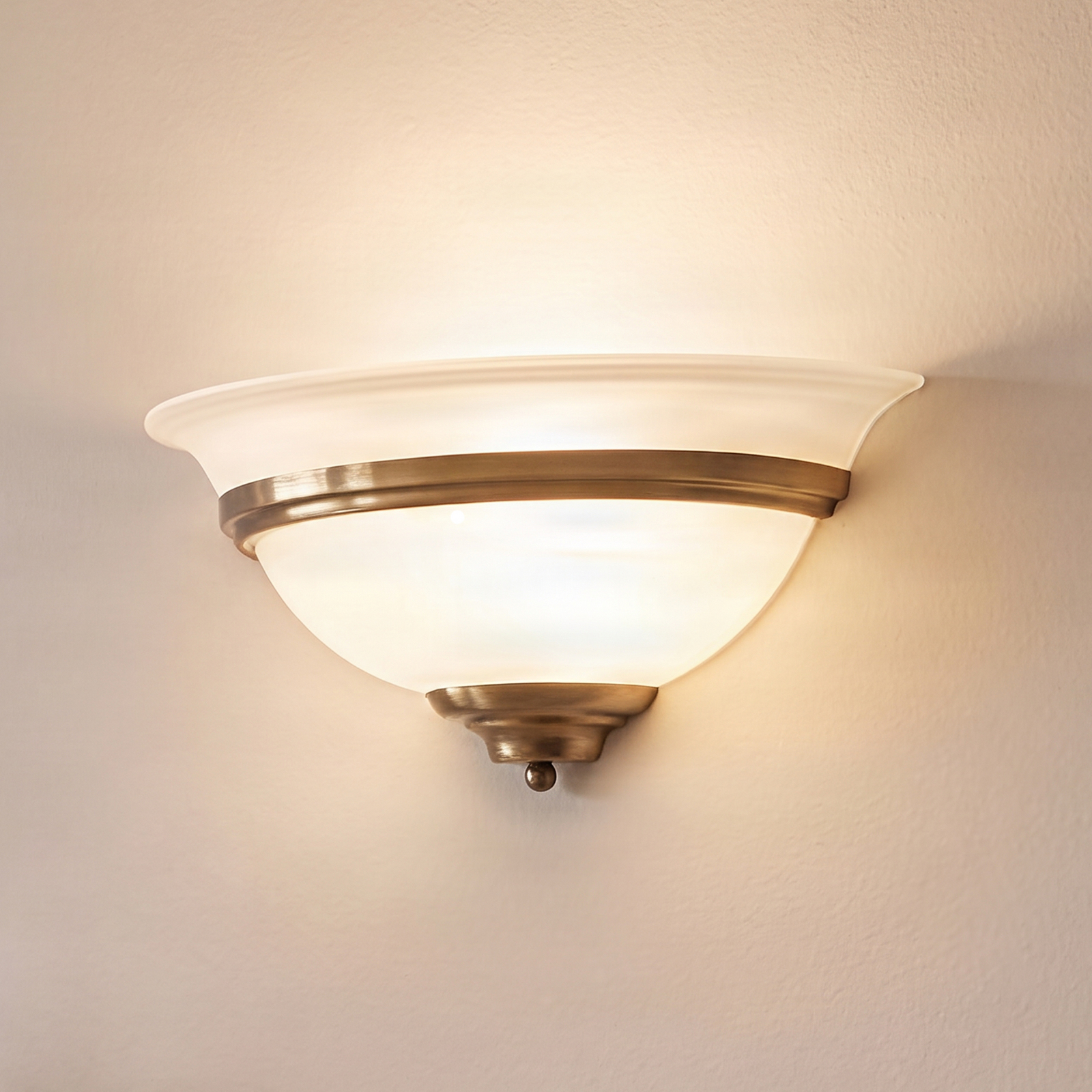 Lindby wandlamp Irimia, 31 cm, oud messing, glas