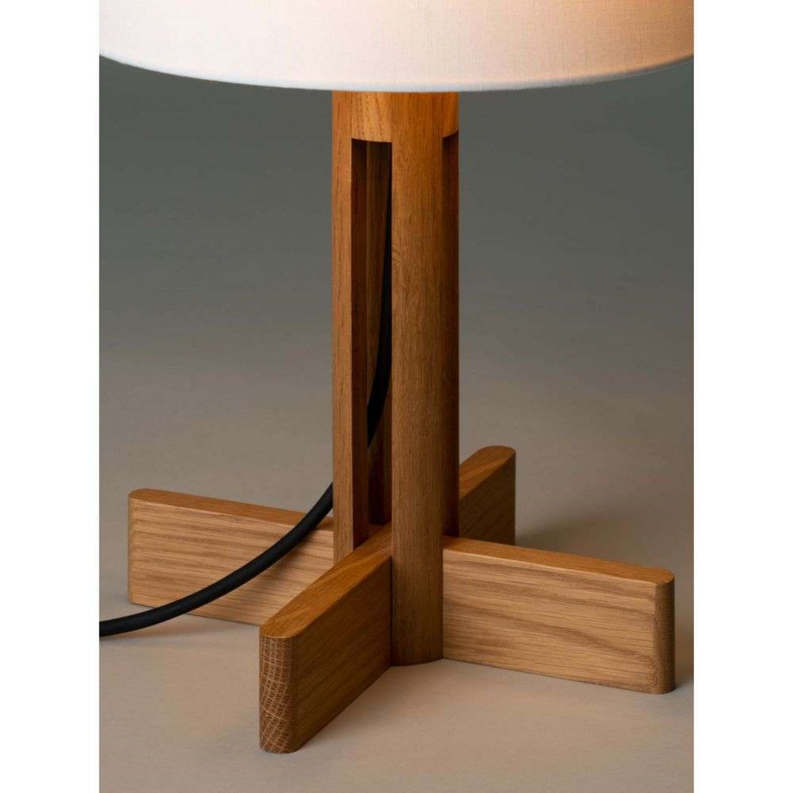 FAD Menor Bordslampa Vit/Ek Santa & Cole - Vardagsrum - Tr&auml;