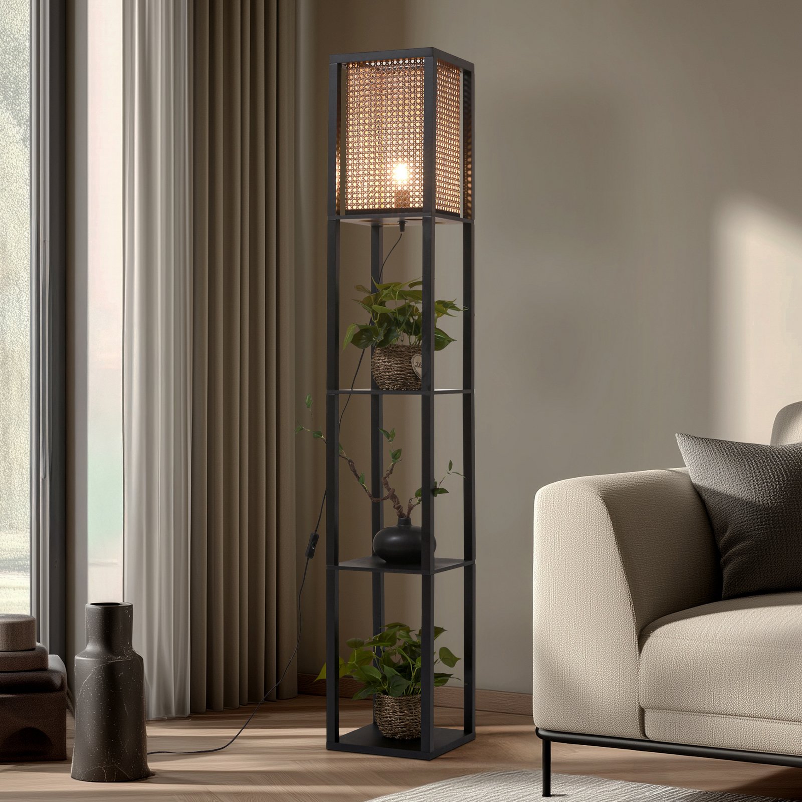 Lindby Stehleuchte Birta, schwarz/natur, Regal, Rattan