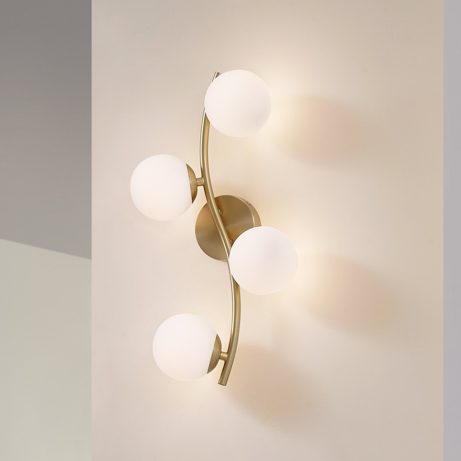 Josiana væglampe, opal/messing, kugle, glas - Lindby