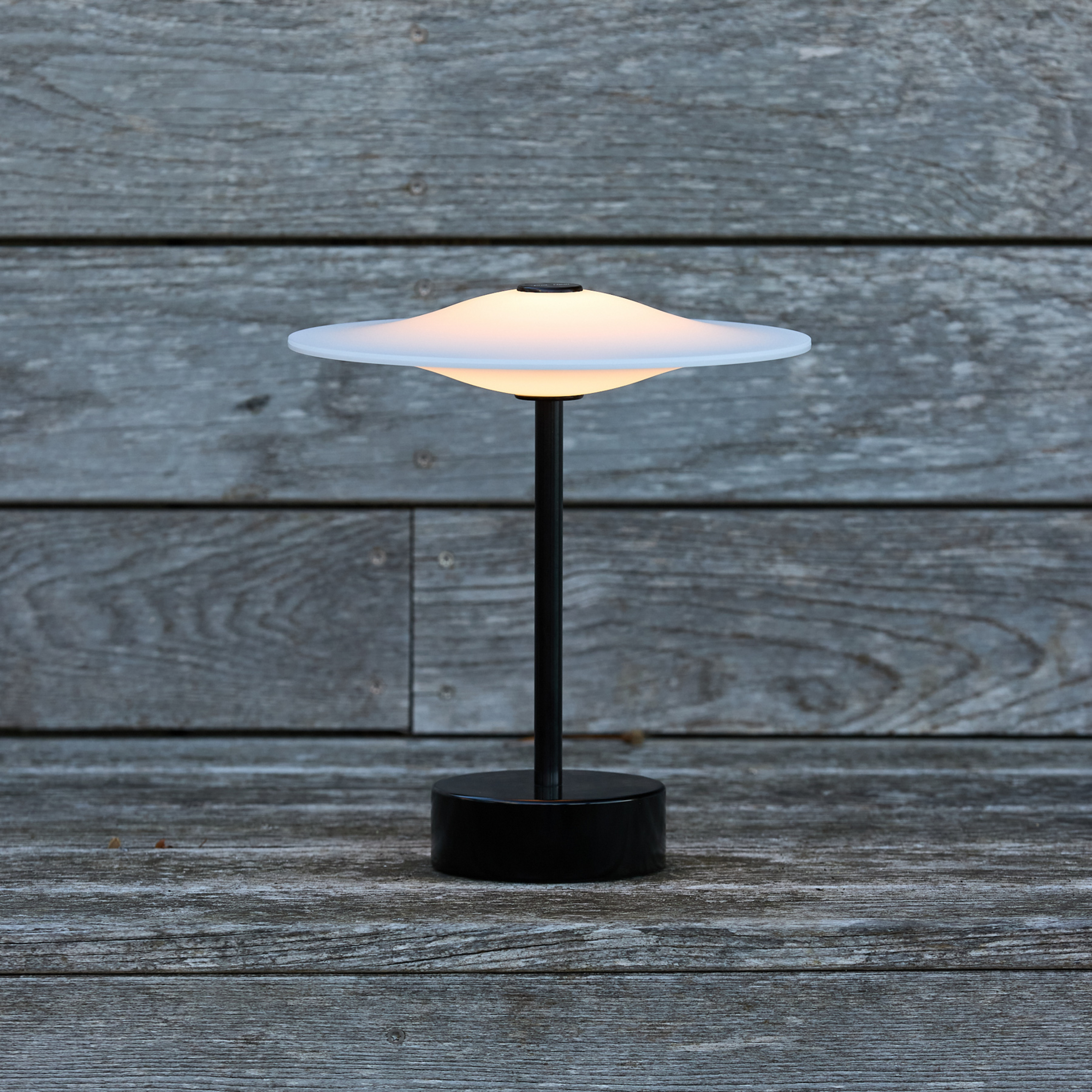 Sinus 22 kannettava LED-pöytälamppu, musta, IP44 - Piet Hein
