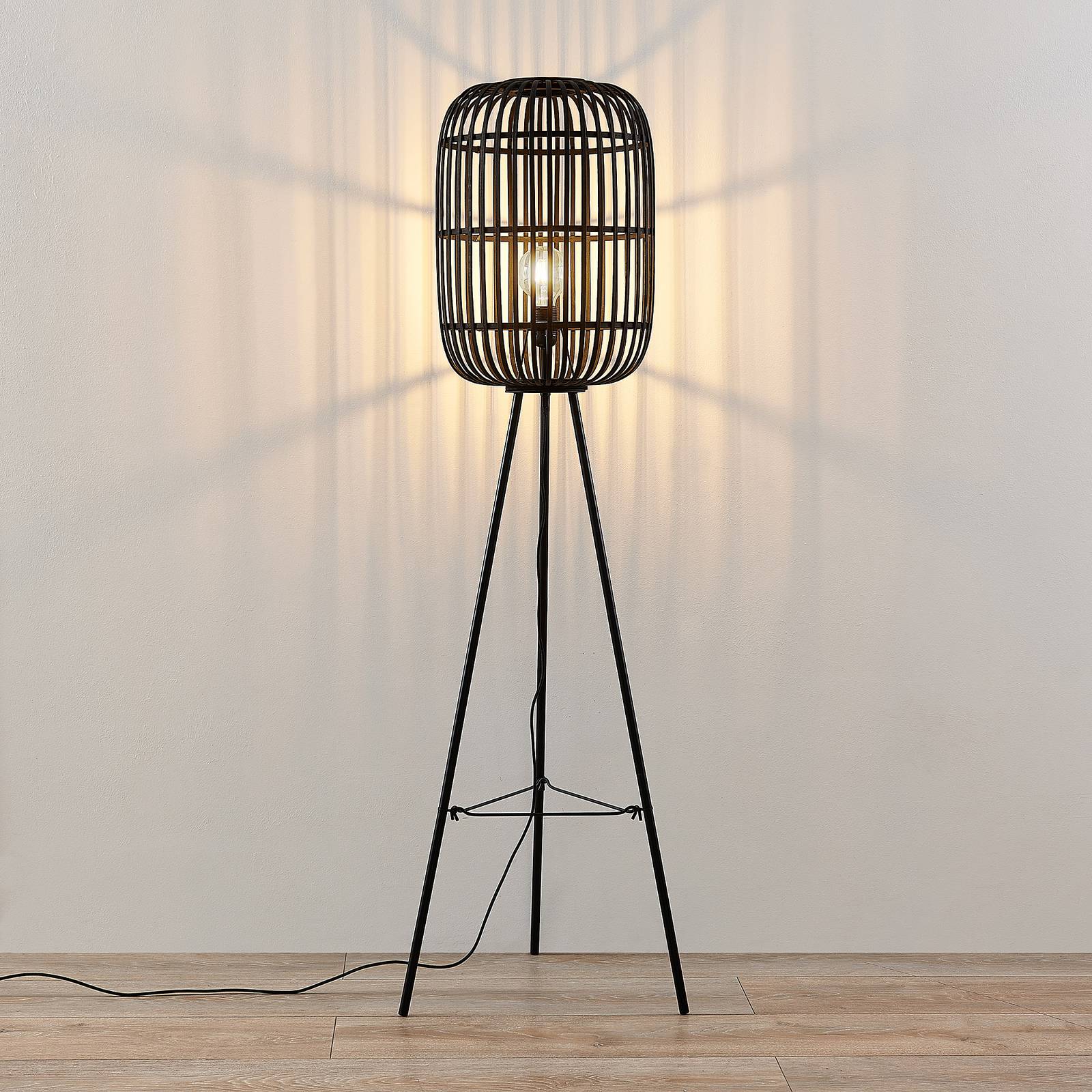 Lampa stojąca Lindby Canyana, czarna, rattan, 139 cm wysokości