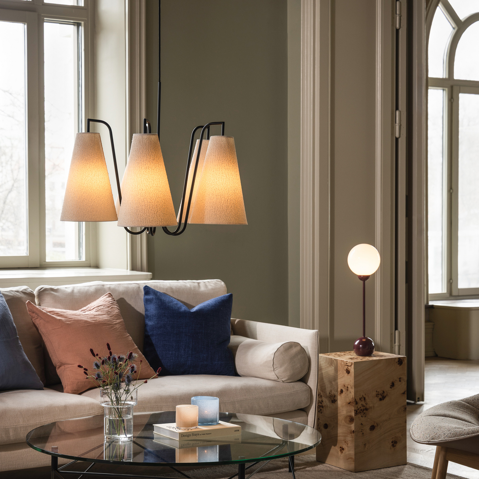 Globen Lighting Κρεμαστό φωτιστικό Lou 5, λευκό Bouclé/μαύρο ύφασμα Globen Lighting Κρεμαστό φωτιστικό Lou 5, λευκό Bouclé/μαύρο ύφασμα