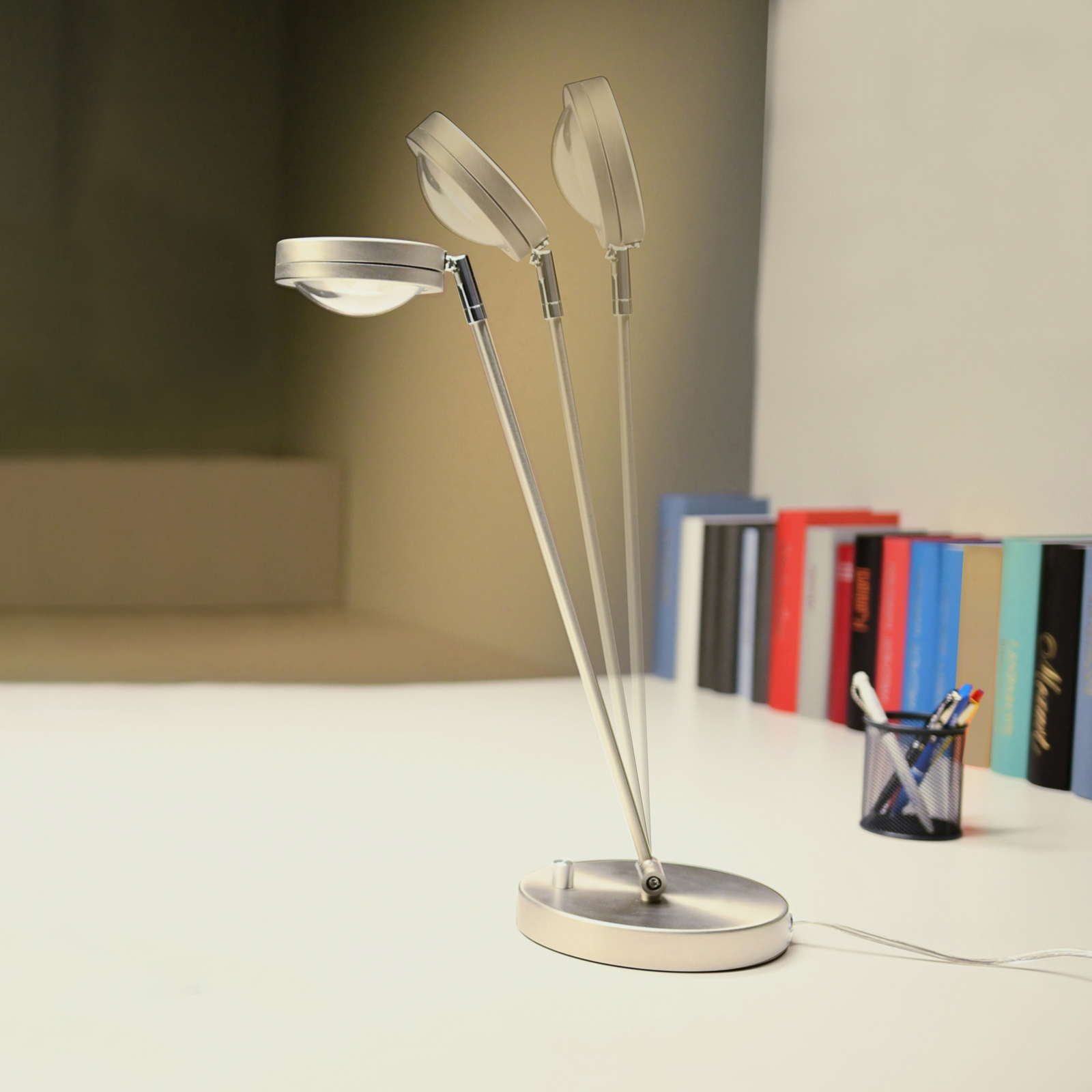 Megatron Ottica LED galda lampa ar regulējamu apgaismojumu, titāna krāsā