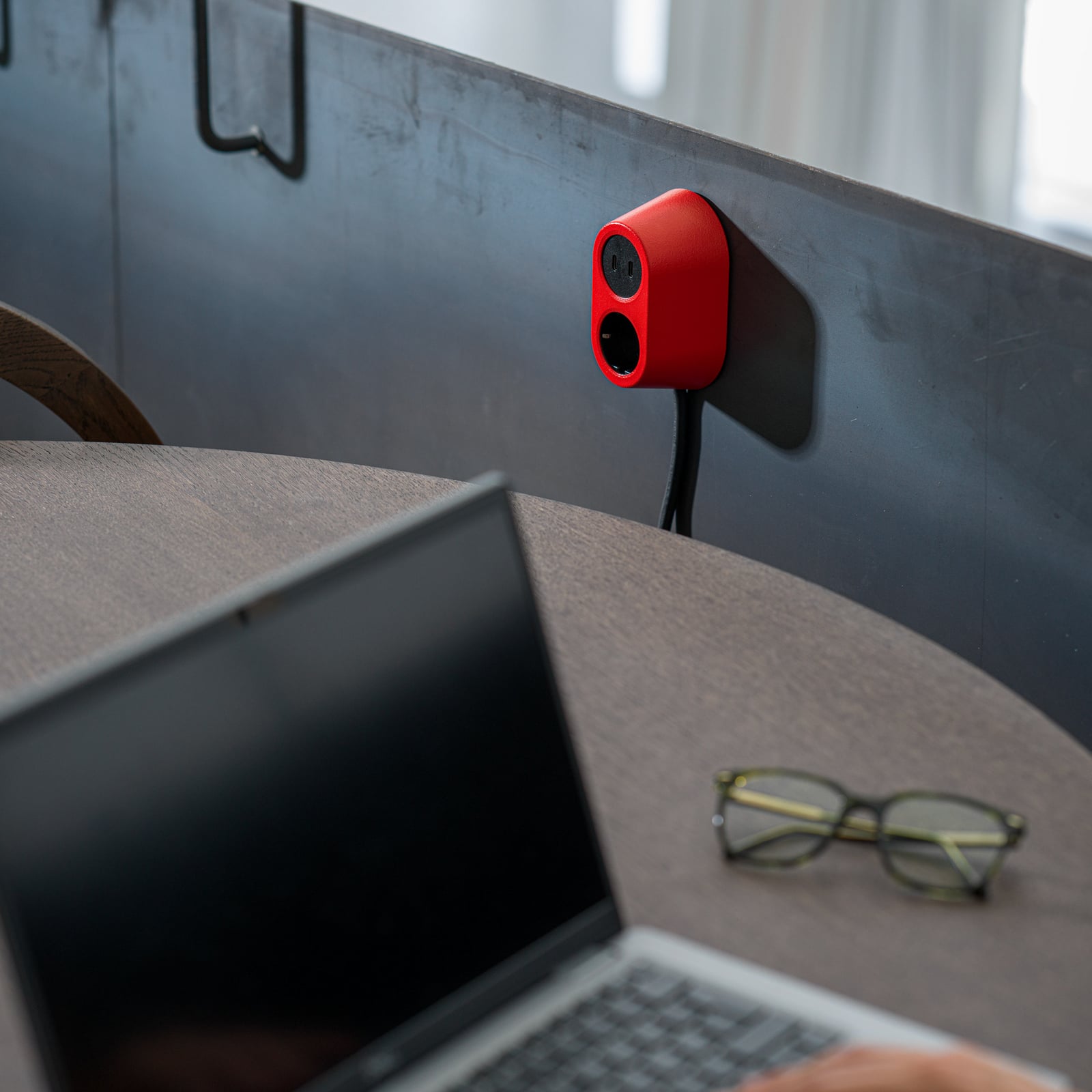 Prise NOMAD BLOCK rouge clair 1xType F, USB - Forming Function Prise NOMAD BLOCK rouge clair 1xType F, USB - Forming Function