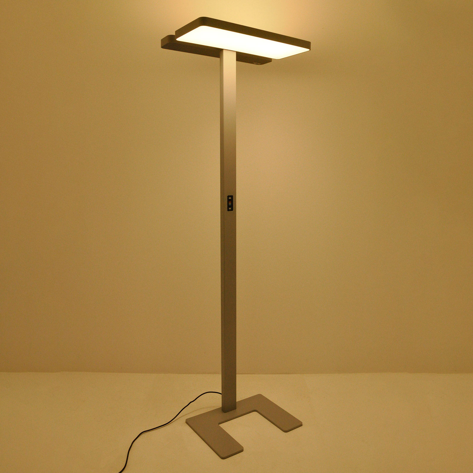 Stojaca LED lampa Aila, snímač denného svetla