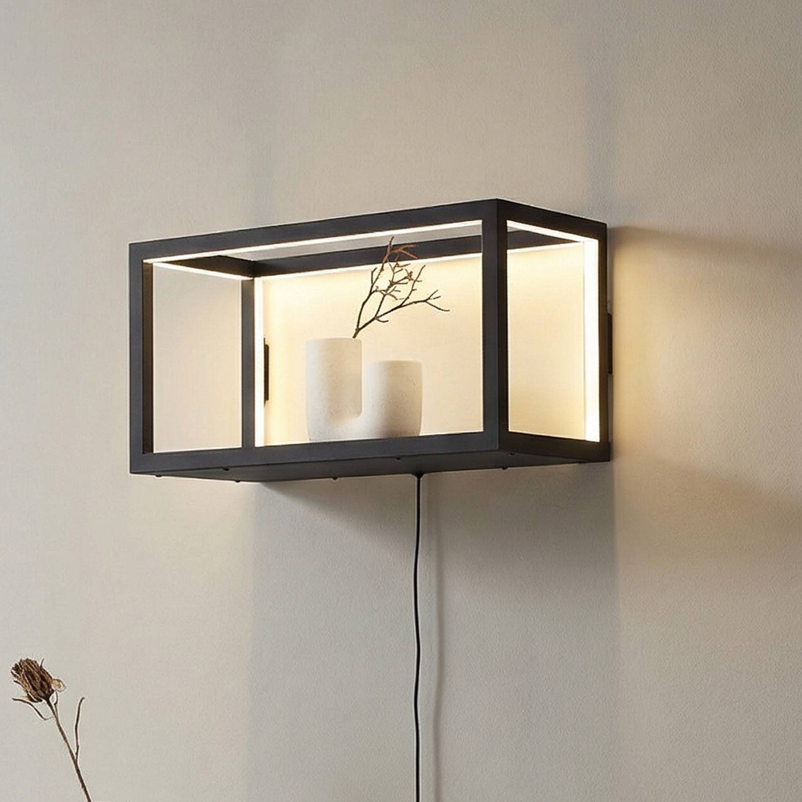 Lindby Lindby LED nástěnné světlo Birta, zástrčka, police, 51 cm, USB