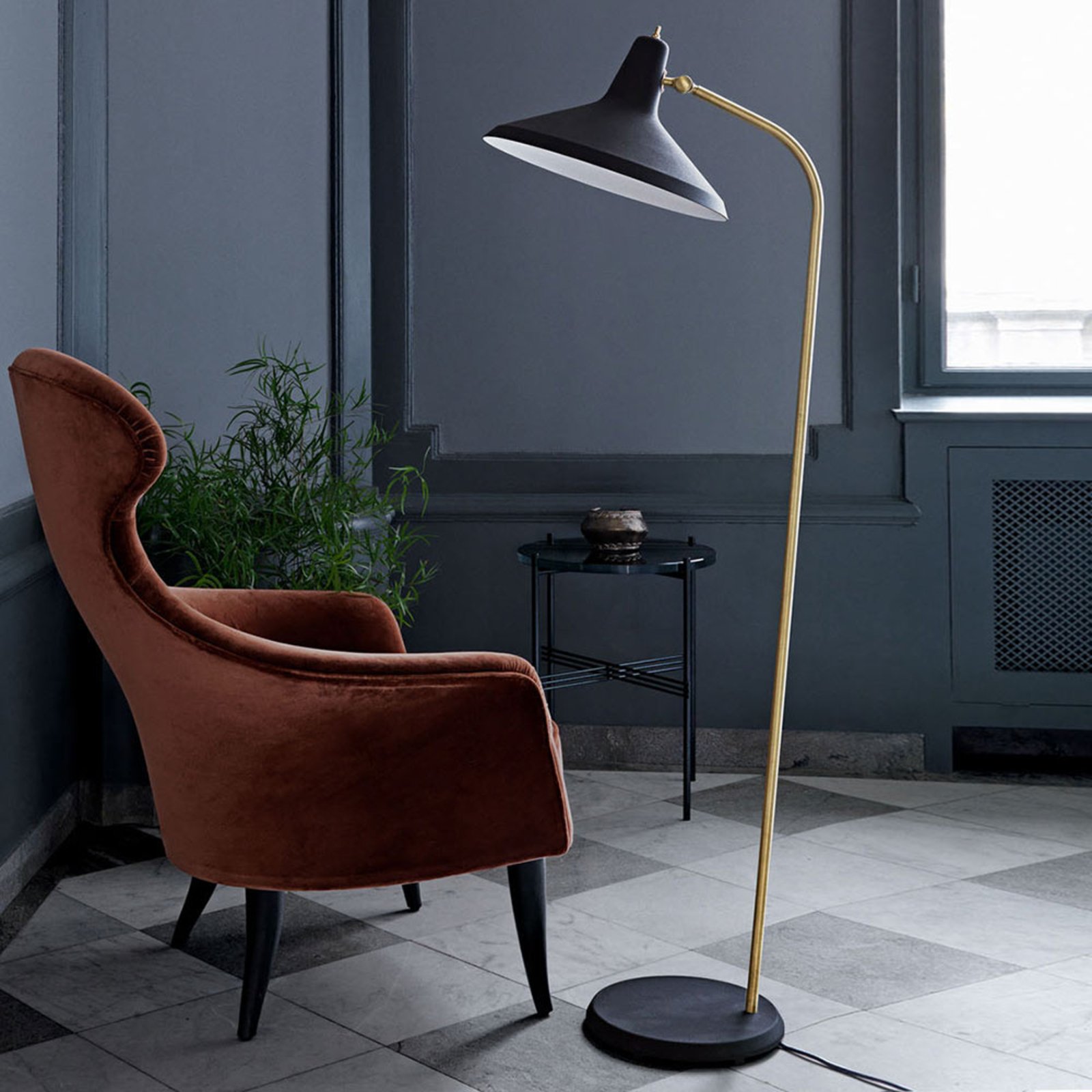 G-10 Stojací Lampa Black - GUBI