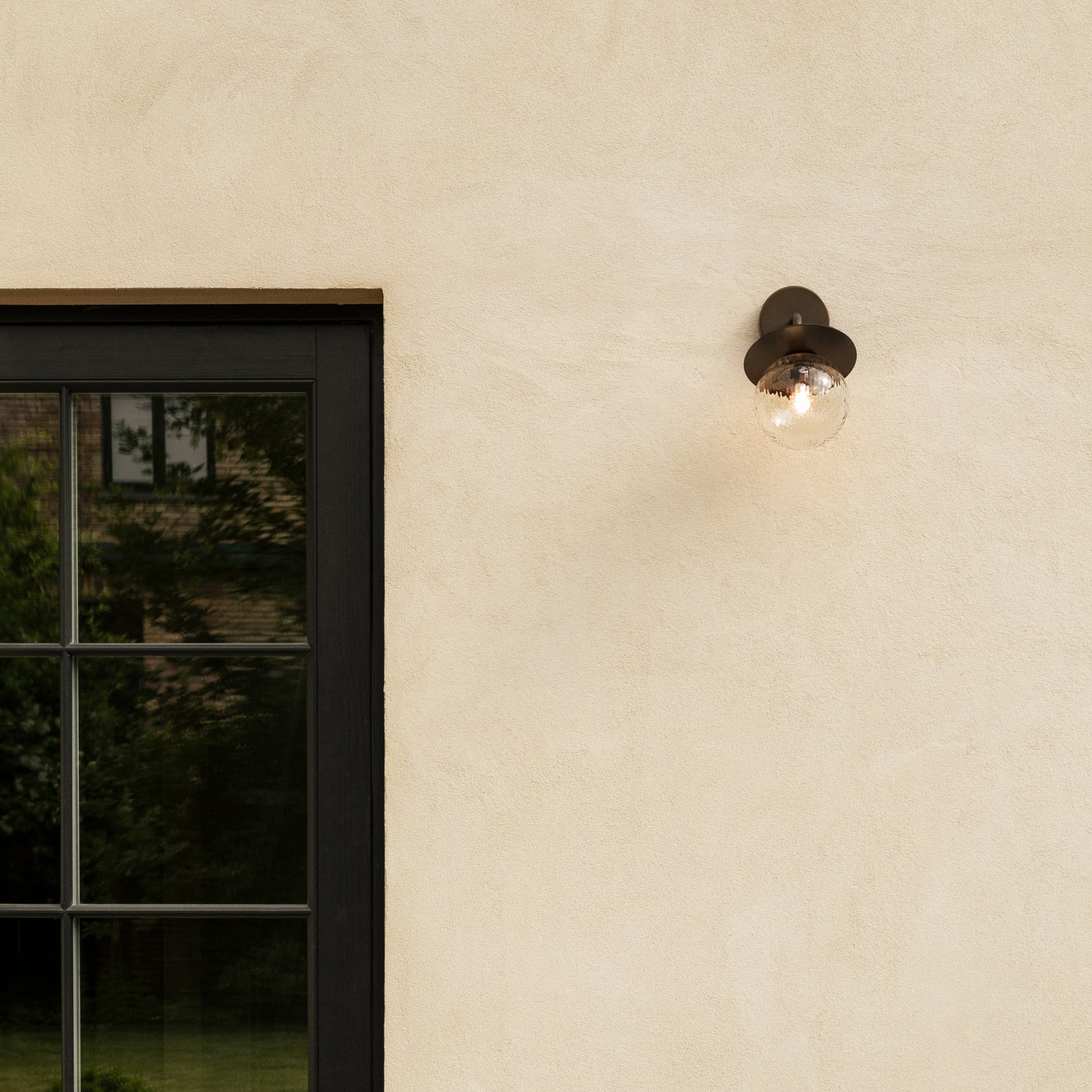 Nuura Vonkajšie nástenné svietidlo Liila, šírka 16 cm, bronzová/číra Nuura Vonkajšie nástenné svietidlo Liila, šírka 16 cm, bronzová/číra