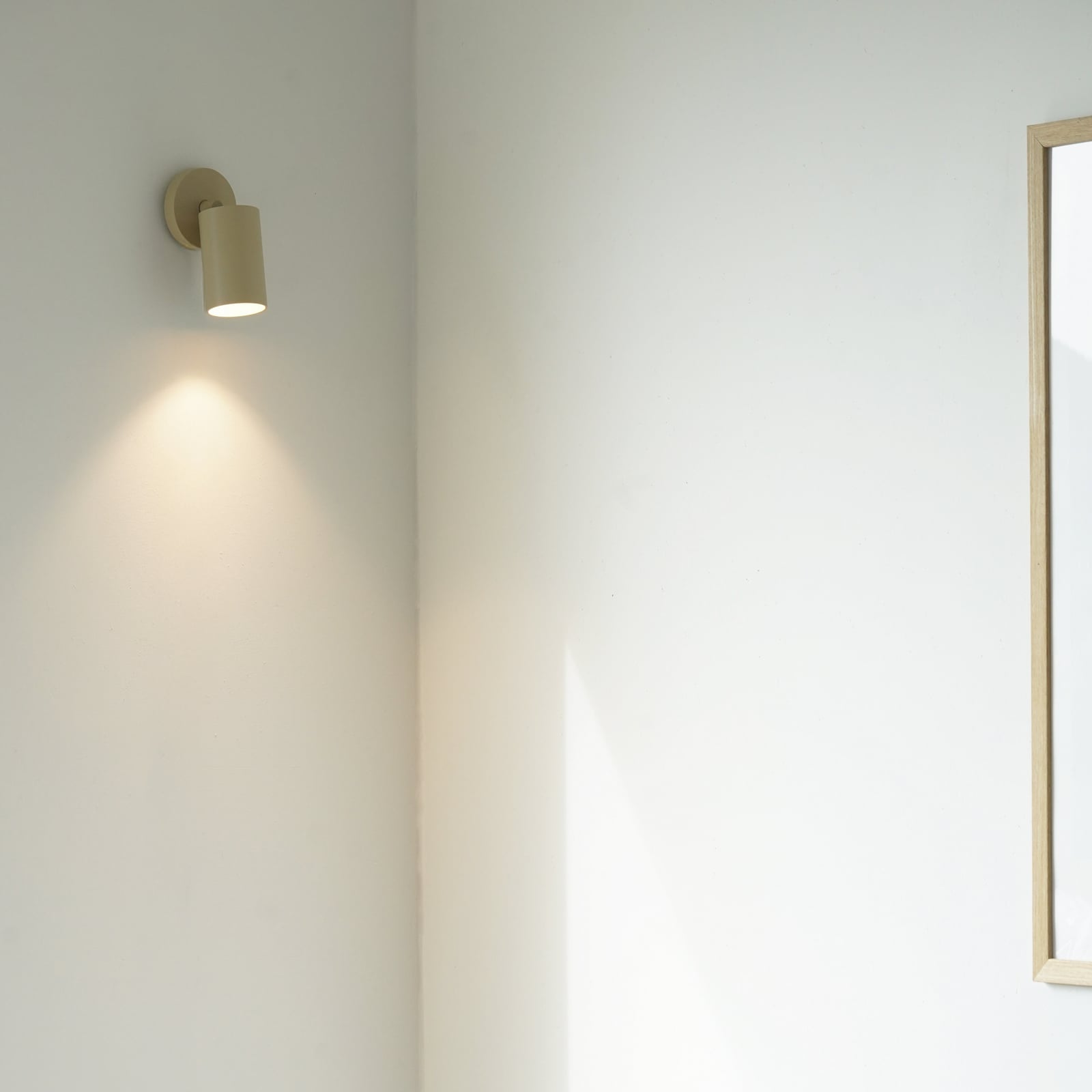 SpotOn Circle1 loftspot, beige, højde 13 cm, metal – Antidark SpotOn Circle1 loftspot, beige, højde 13 cm, metal – Antidark