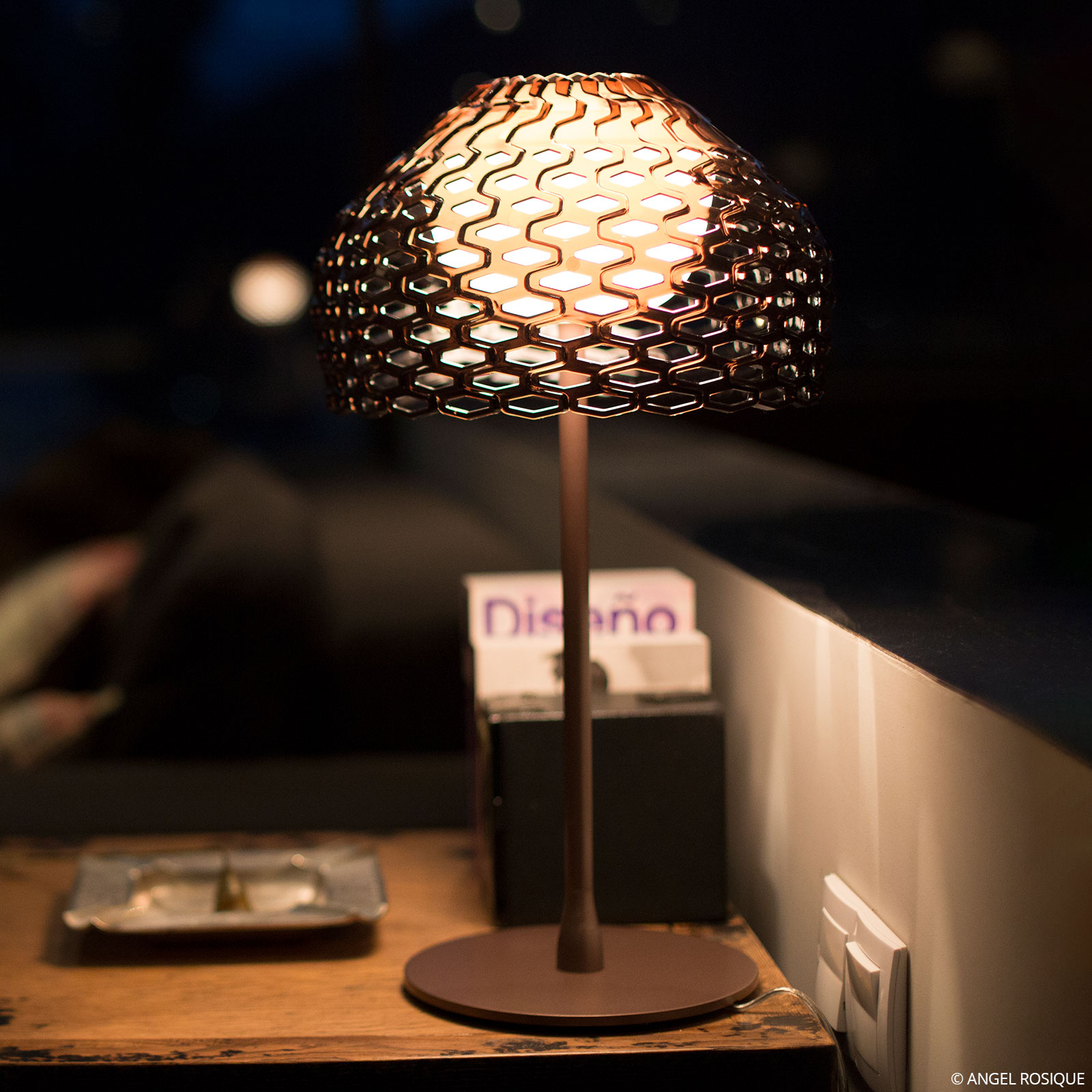 FLOS Tatou T galda lampa ar regulējamu apgaismojumu, okera pelēka