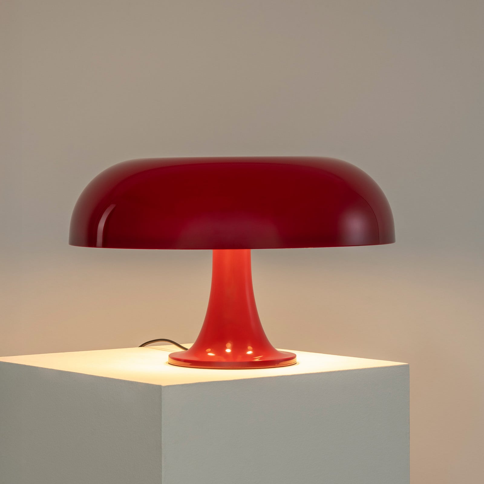 Nesso bordlampe, rubinrød, høyde 34 cm, E14 – Artemide - Stue - Design - Plast - Med en lyskilde