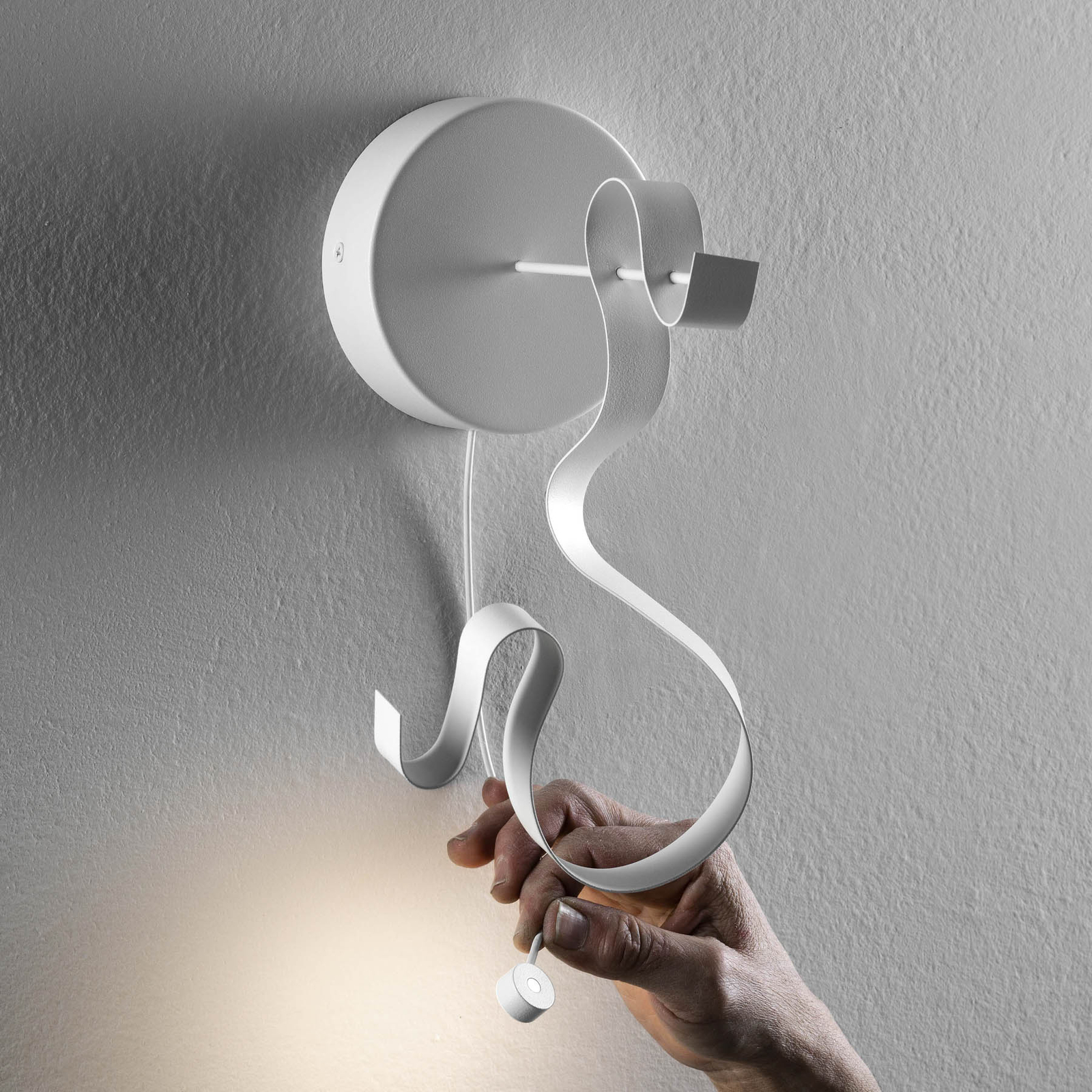 Knikerboker Curve LED wall light, steel, white