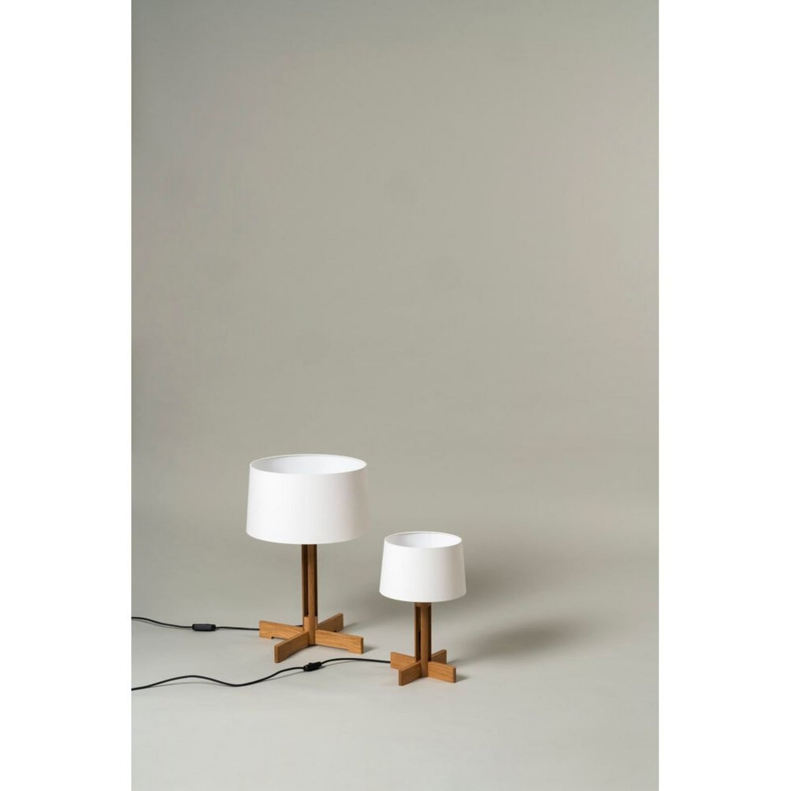 FAD Bordslampa Vit/Ek Santa & Cole - Vardagsrum - Tr&auml;