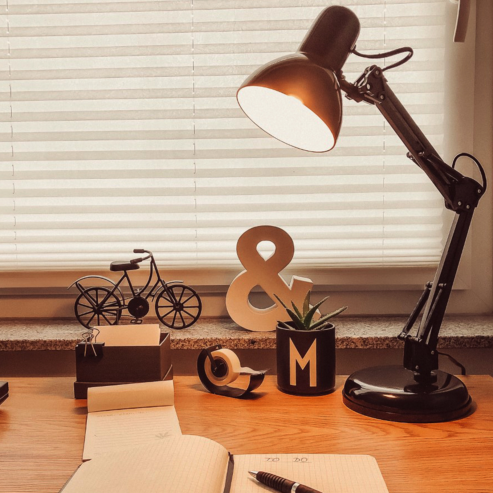 Namizna svetilka Hera, črna, kovina, višina 53 cm, E14 Namizna svetilka Hera, črna, kovina, višina 53 cm, E14