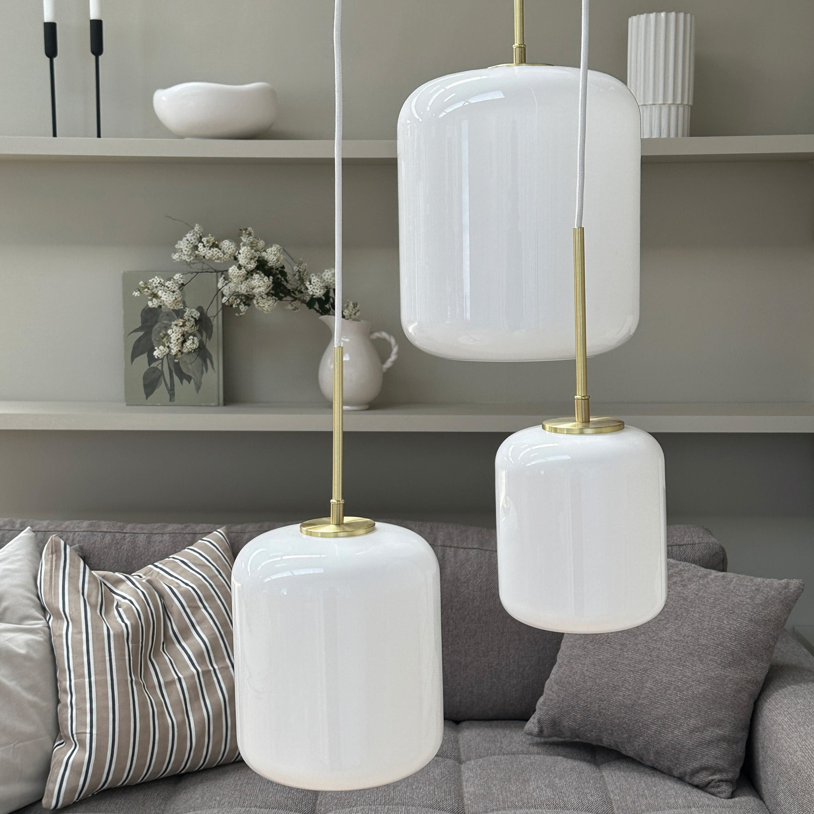 Lampa wisząca Silvia marki Dyberg Larsen, Ø 20 cm, opal/mosiądz, szkło