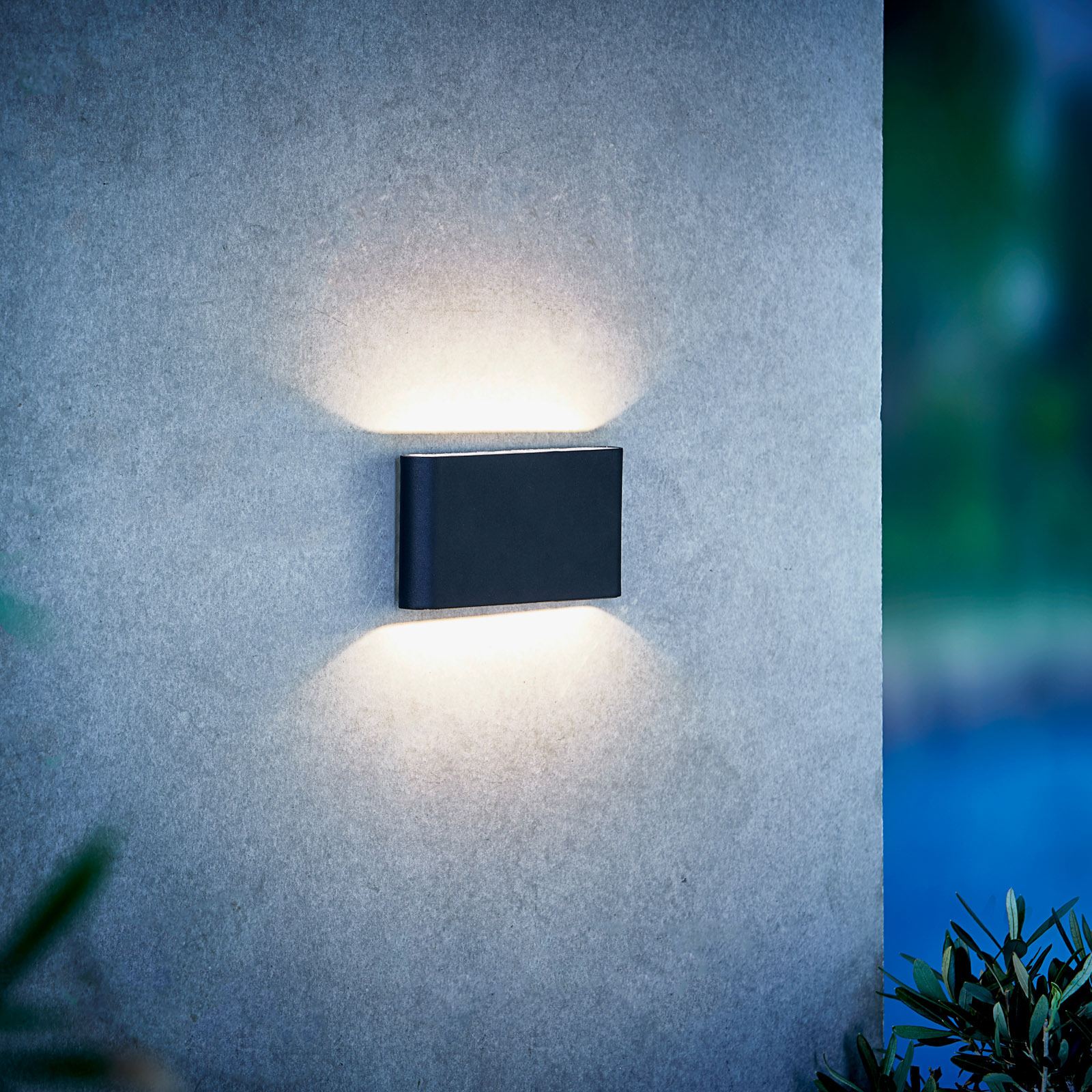 Kinver LED outdoor wall light, flat shape, black