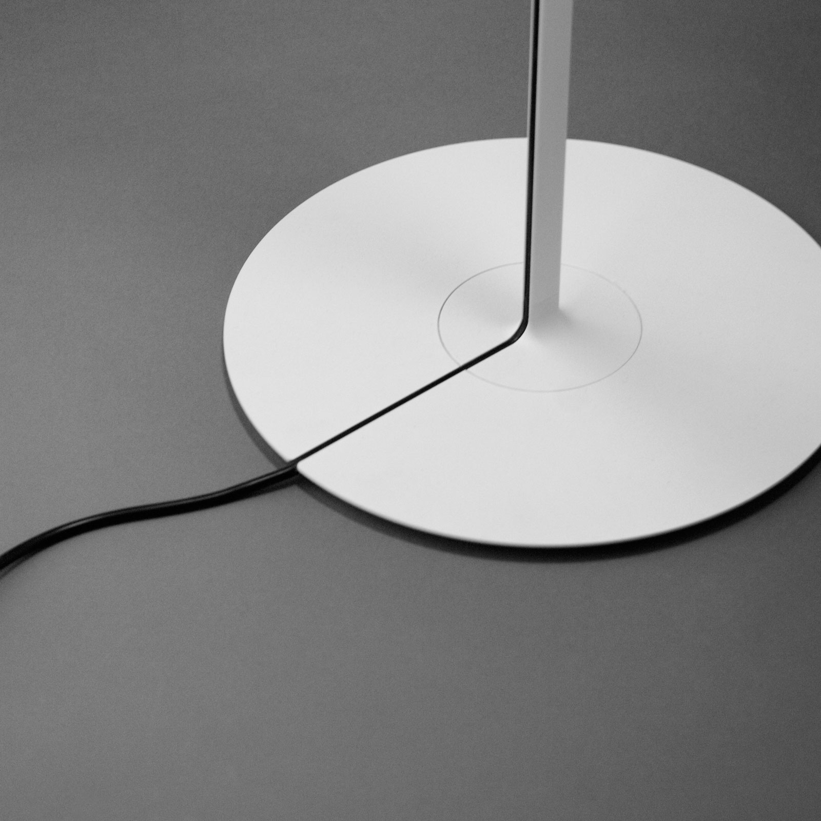 Vibia Warm 4896 asztali lámpa, Ø 22 cm, fehér