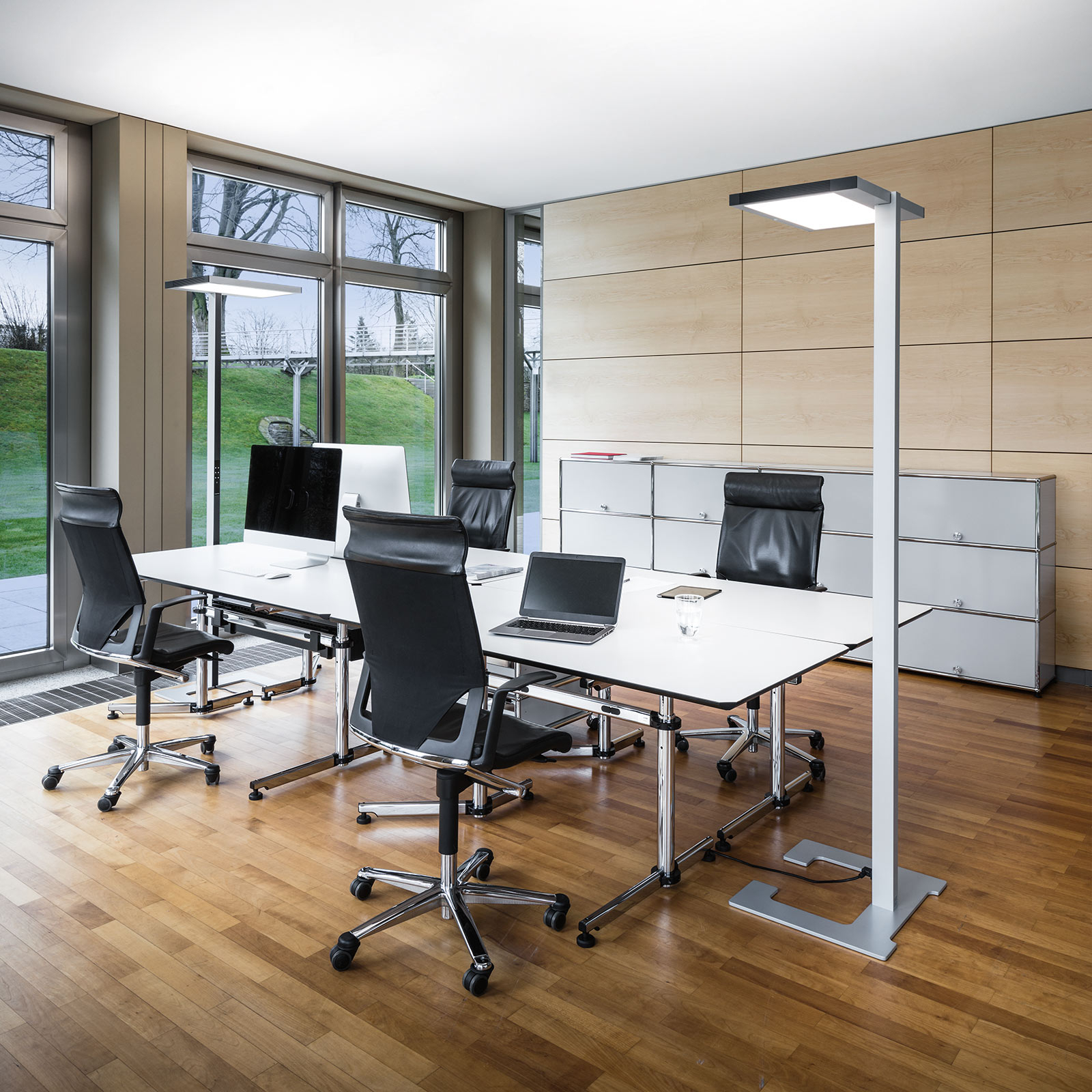 Luctra Vitawork LED kantoor vloerlamp met PIR