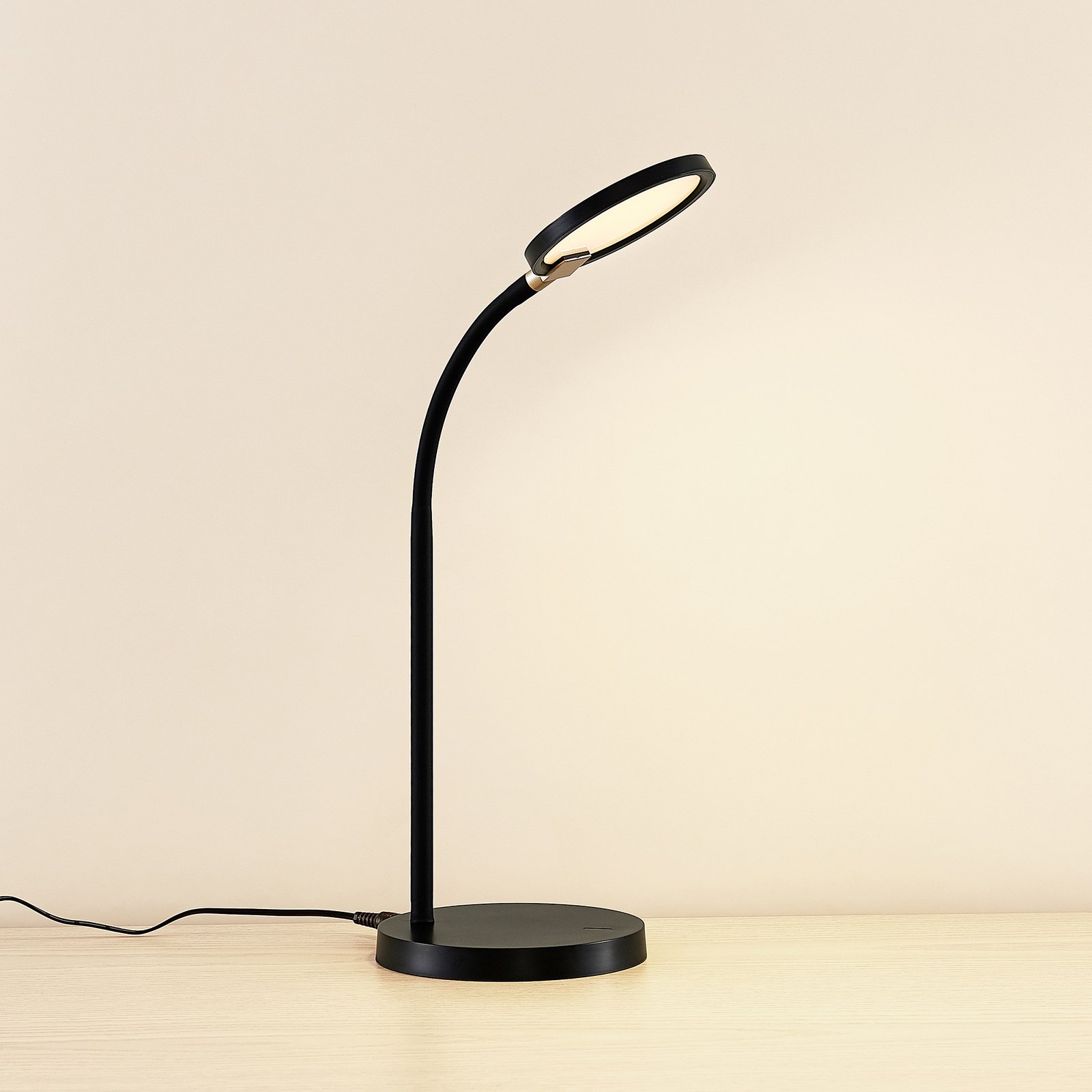 Lindby Binera LED-bordslampa med 3-stegsdimmer