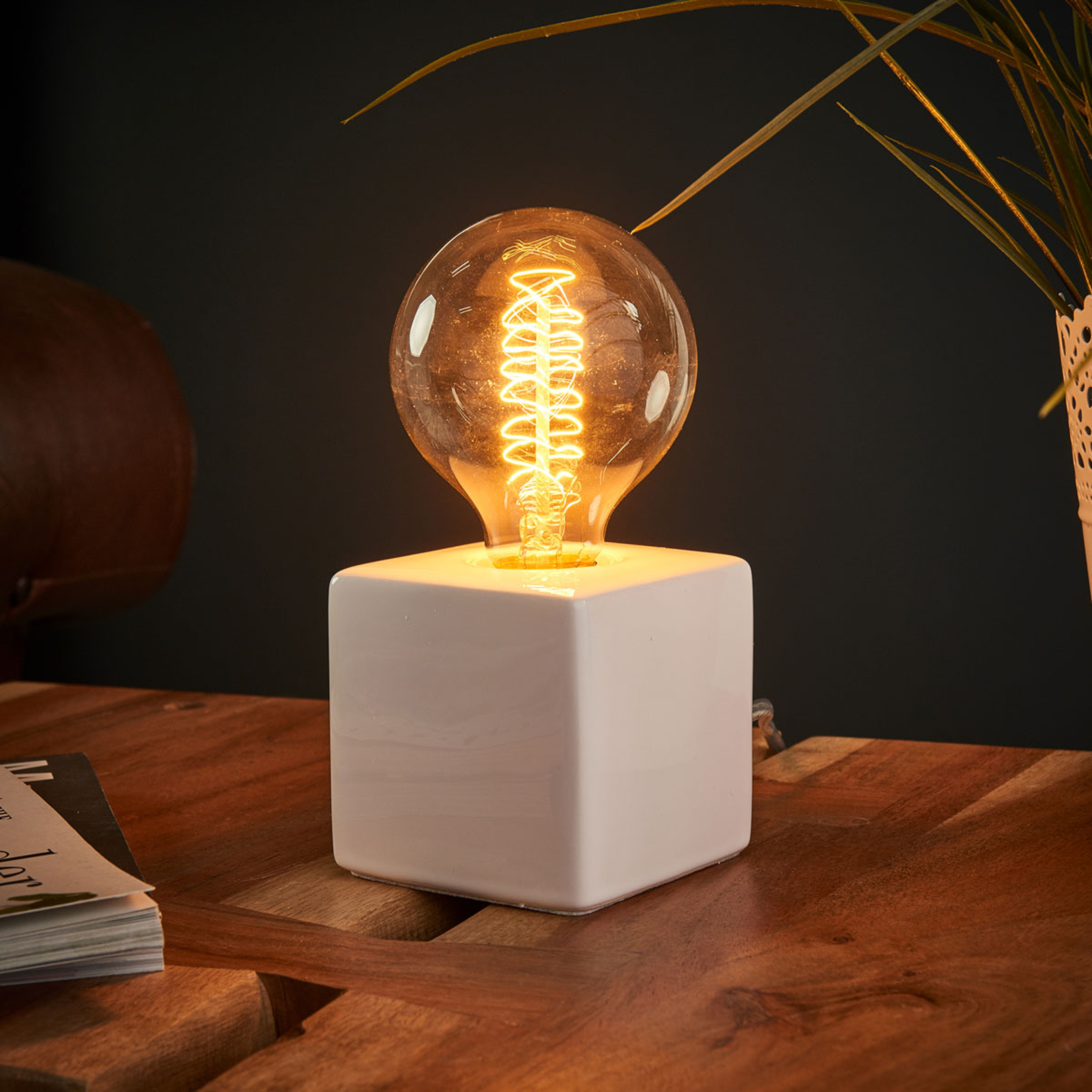Villeroy & Boch Refined table lamp Helsinki, white, for Living / Dining Room, ceramics, E27, 60 W, energy efficiency: A++, L: 8 cm, W: 8 cm