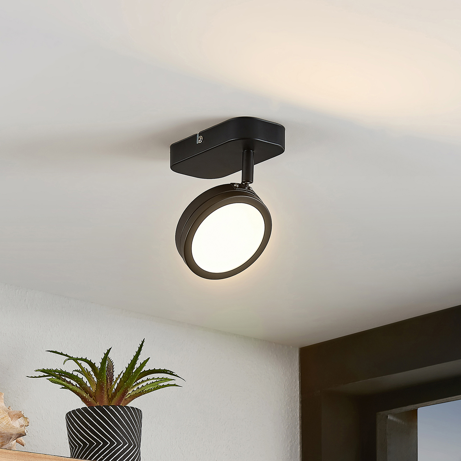 Lindby Vesim LED spot, zwart, 1-lamp