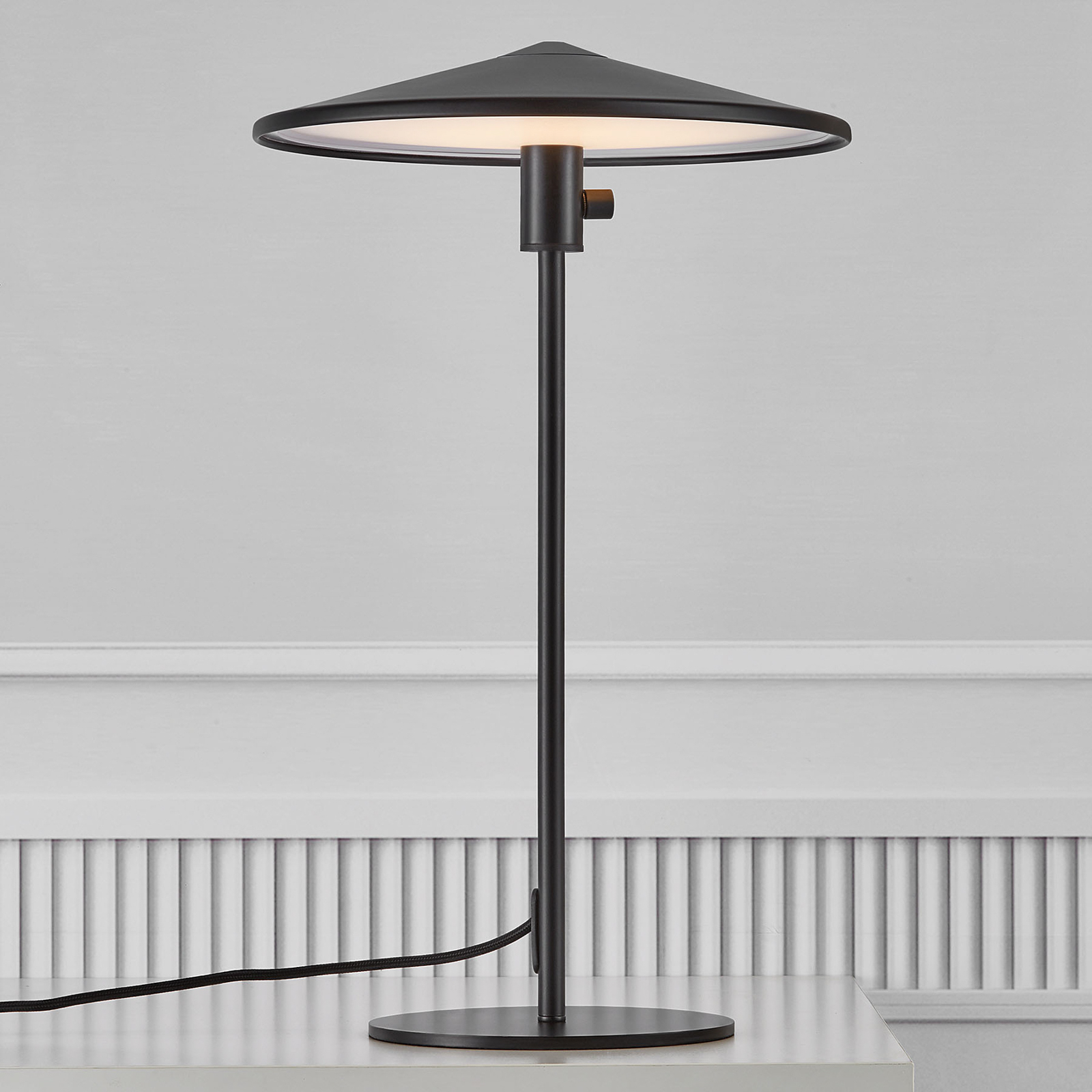 Balance LED table lamp, integrated dimmer