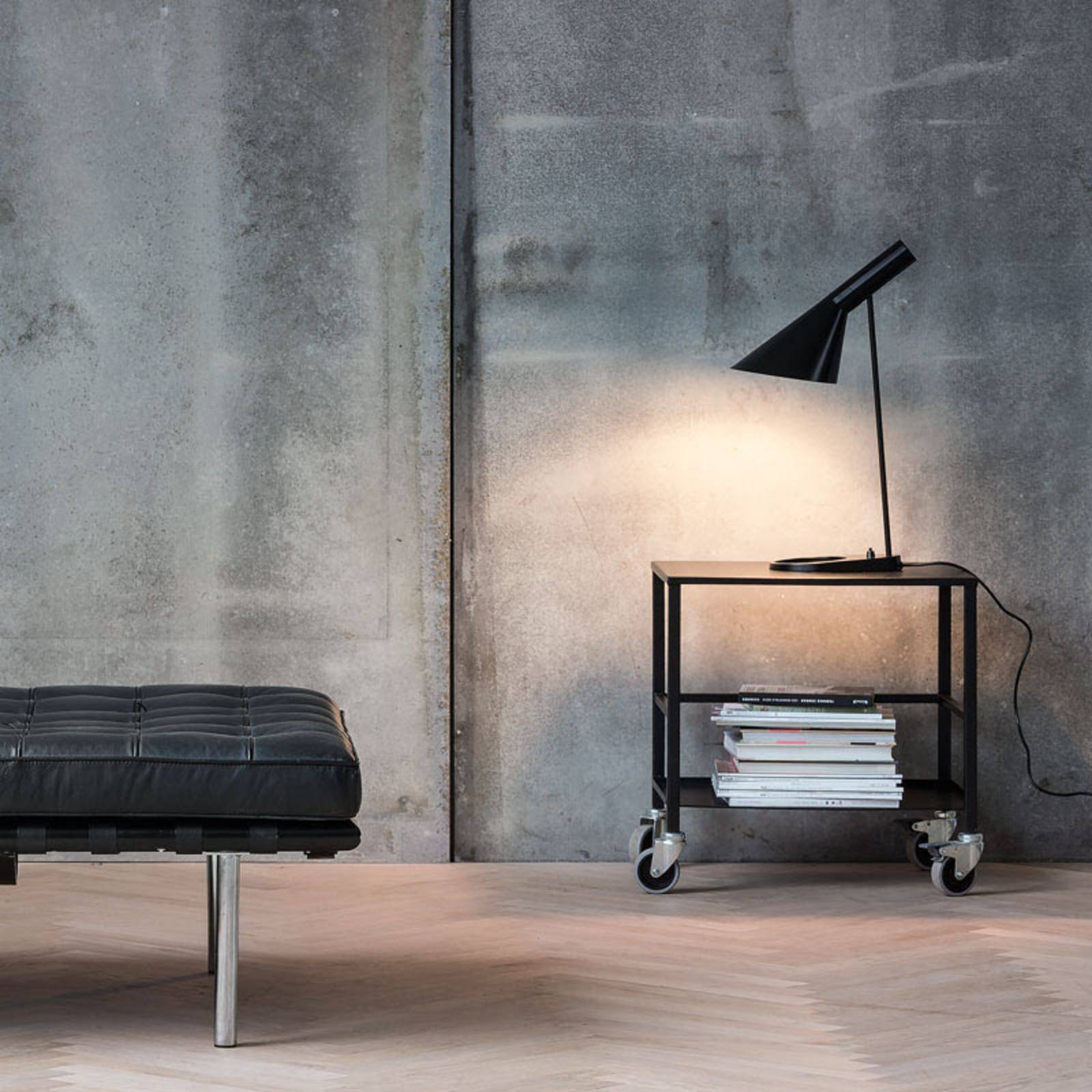 Louis Poulsen AJ–designerska lampa stołowa, czarna