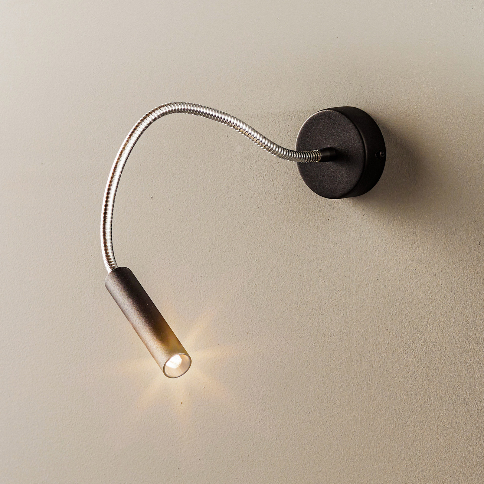 Lámpara de pared Flexa con brazo flexible, negro