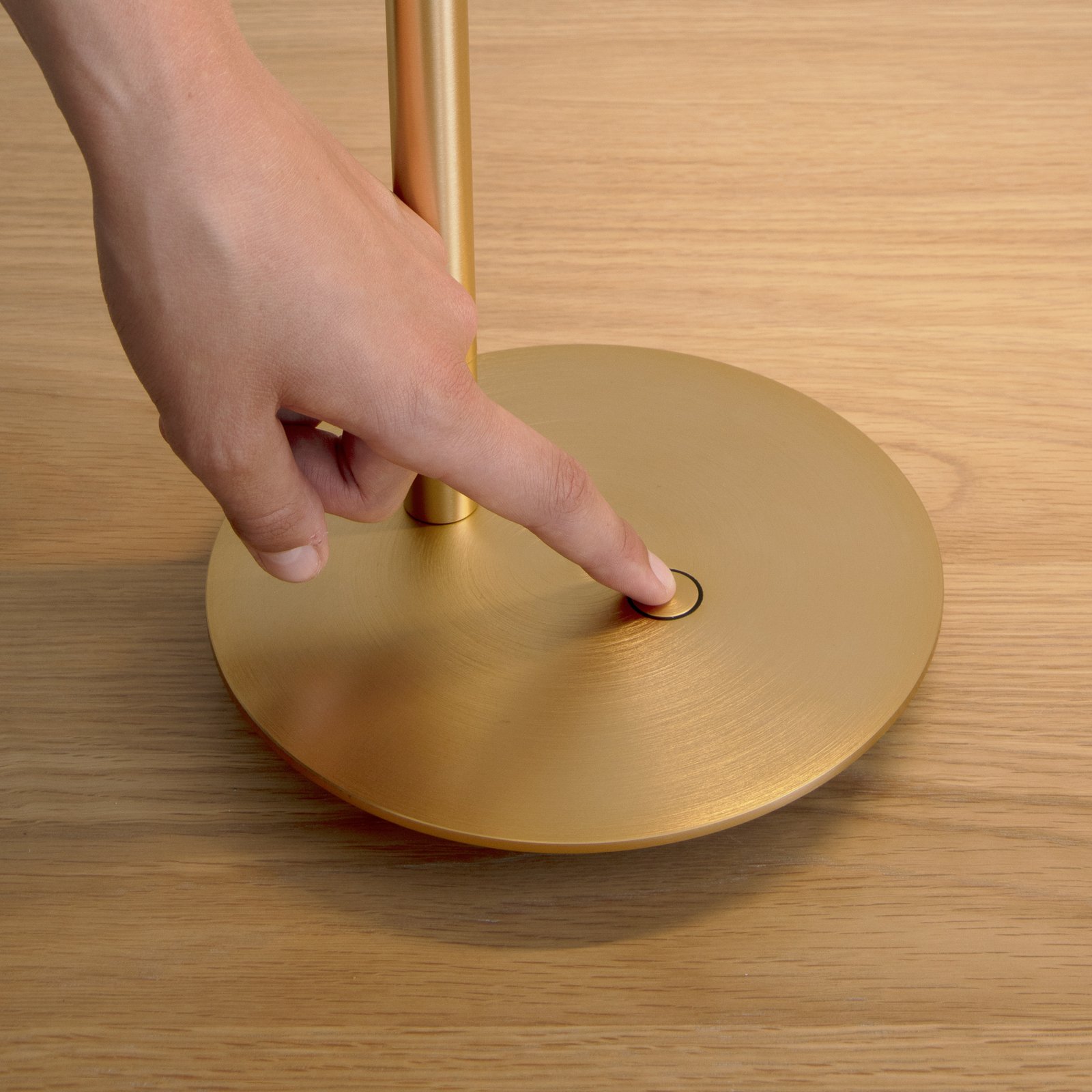 Omni V2 Tischleuchte Brushed Brass - UMAGE